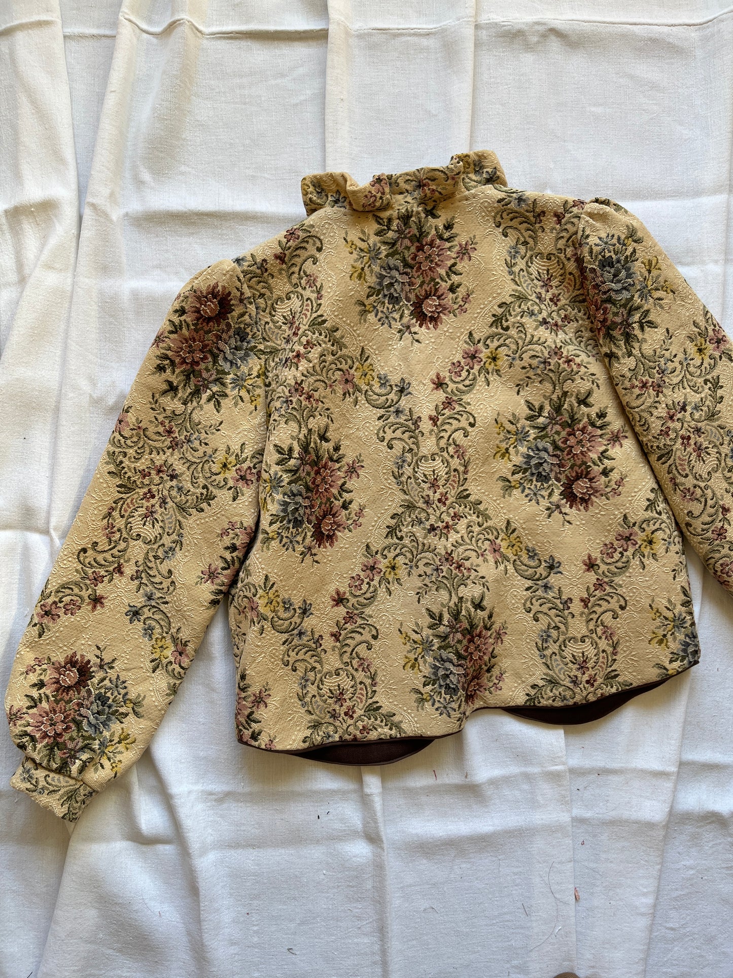 👒 Antique tapestry curtain panel turns Ruffled collar jacket