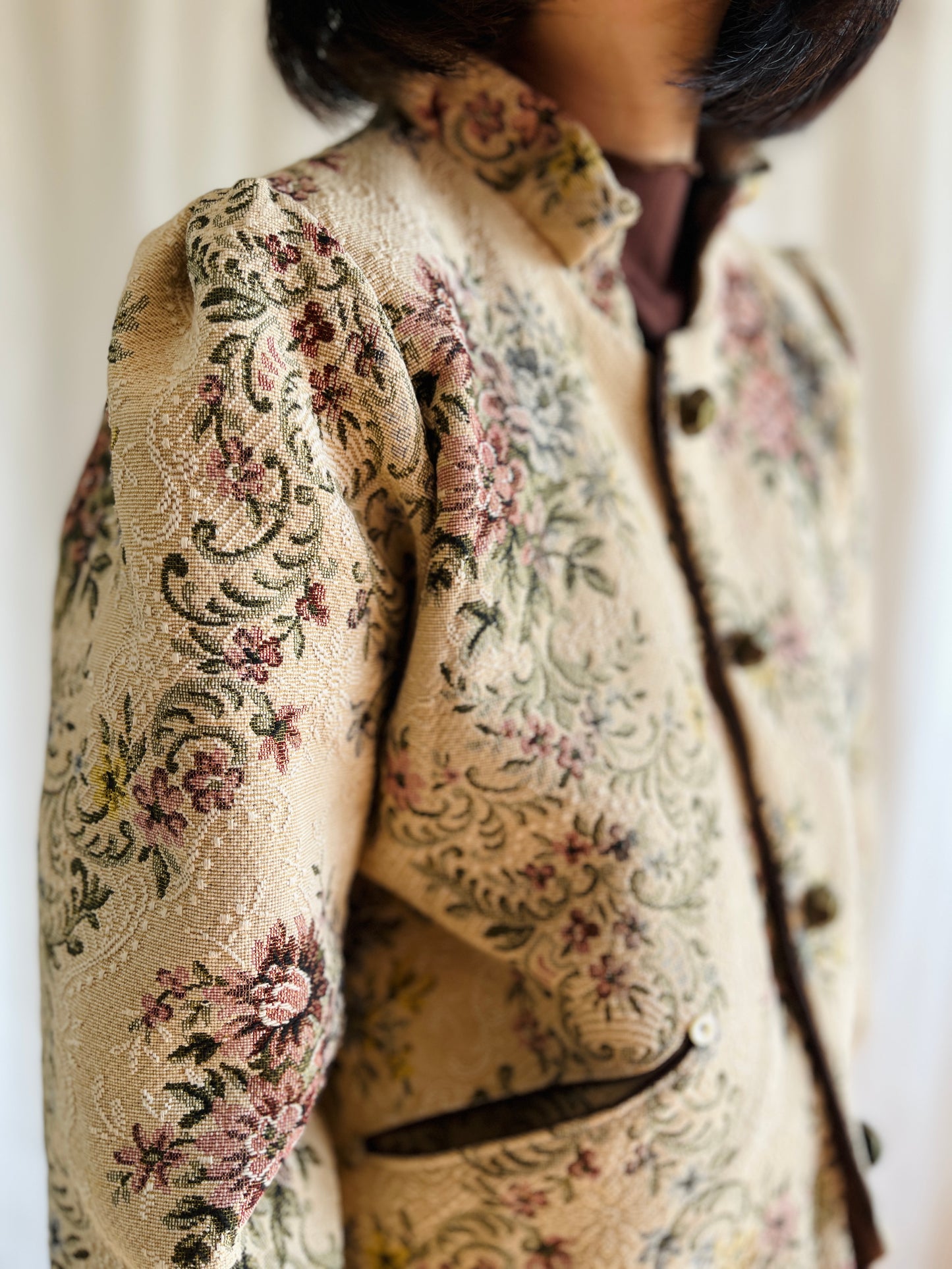 👒 Antique tapestry curtain panel turns Ruffled collar jacket