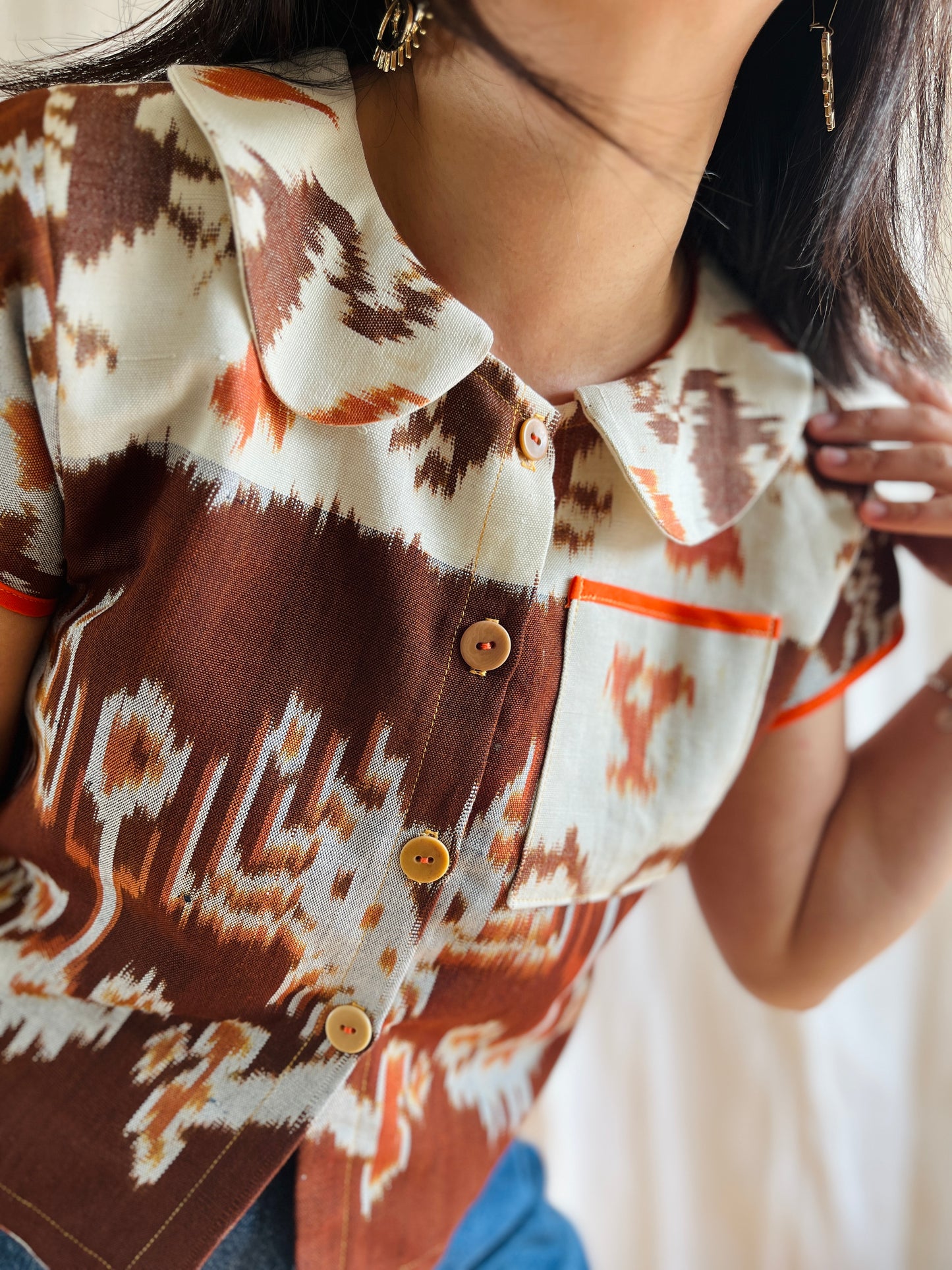 Vintage Ikat turns round collar cropped shirt