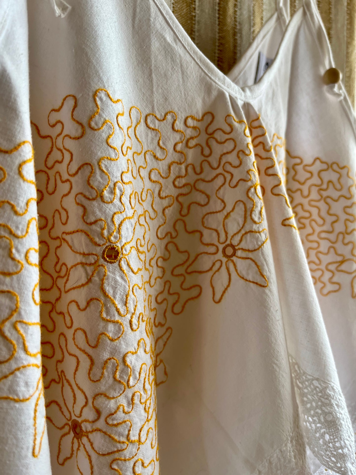 Circular tablecloth top - Yellow floral lace