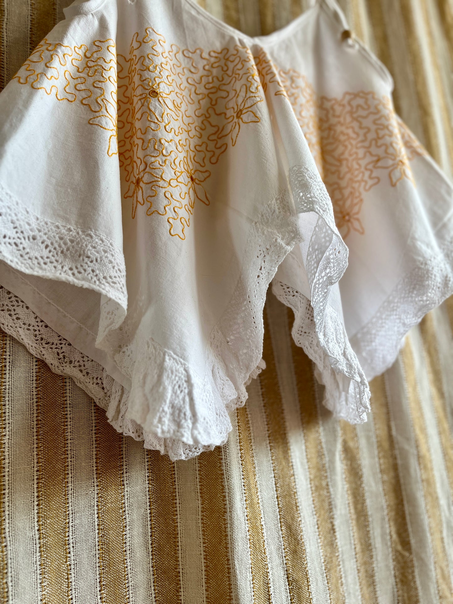 Circular tablecloth top - Yellow floral lace