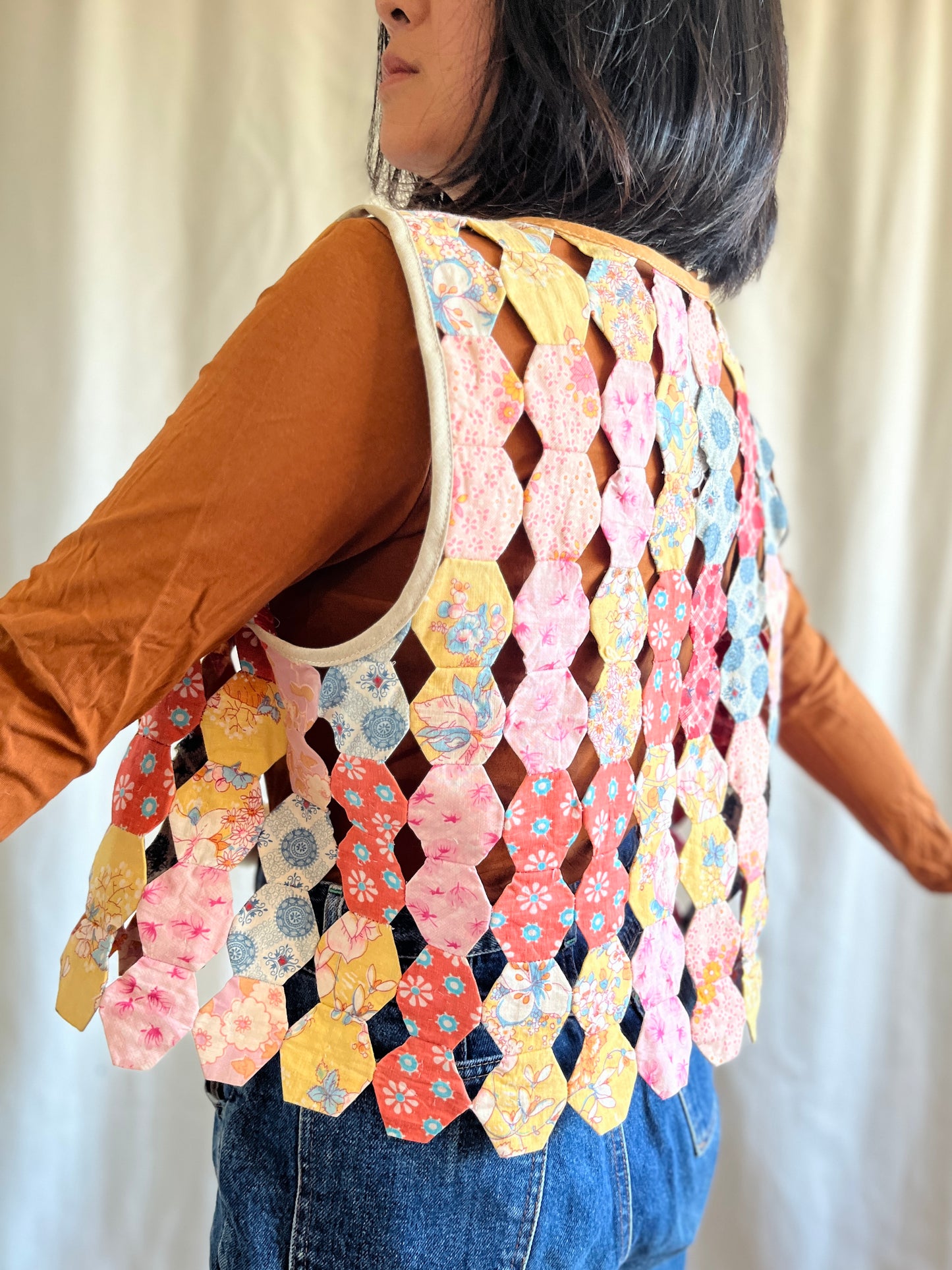👒 Hollow hexagon patchwork waistcoat