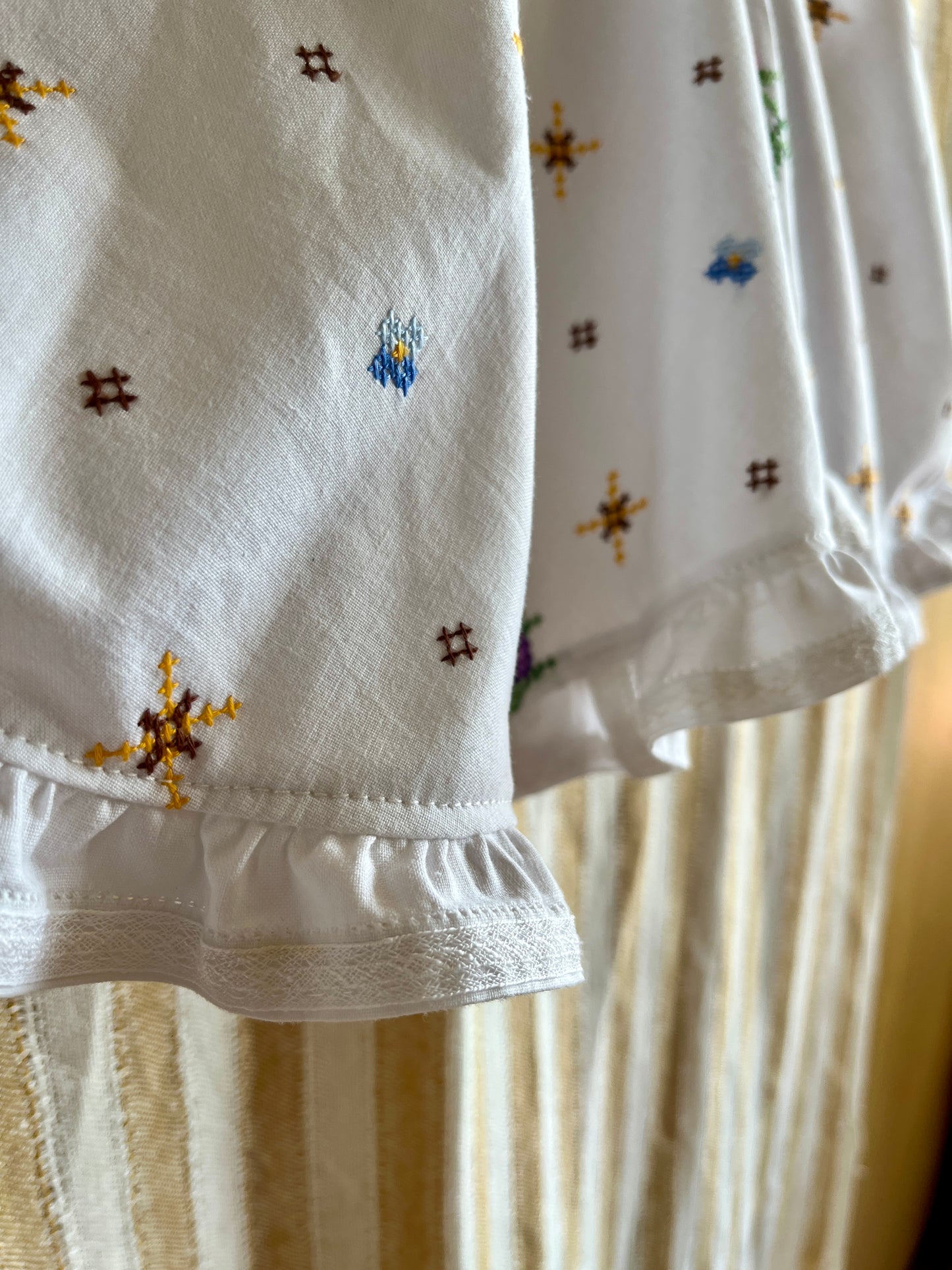 Circular tablecloth top - embroidery floral
