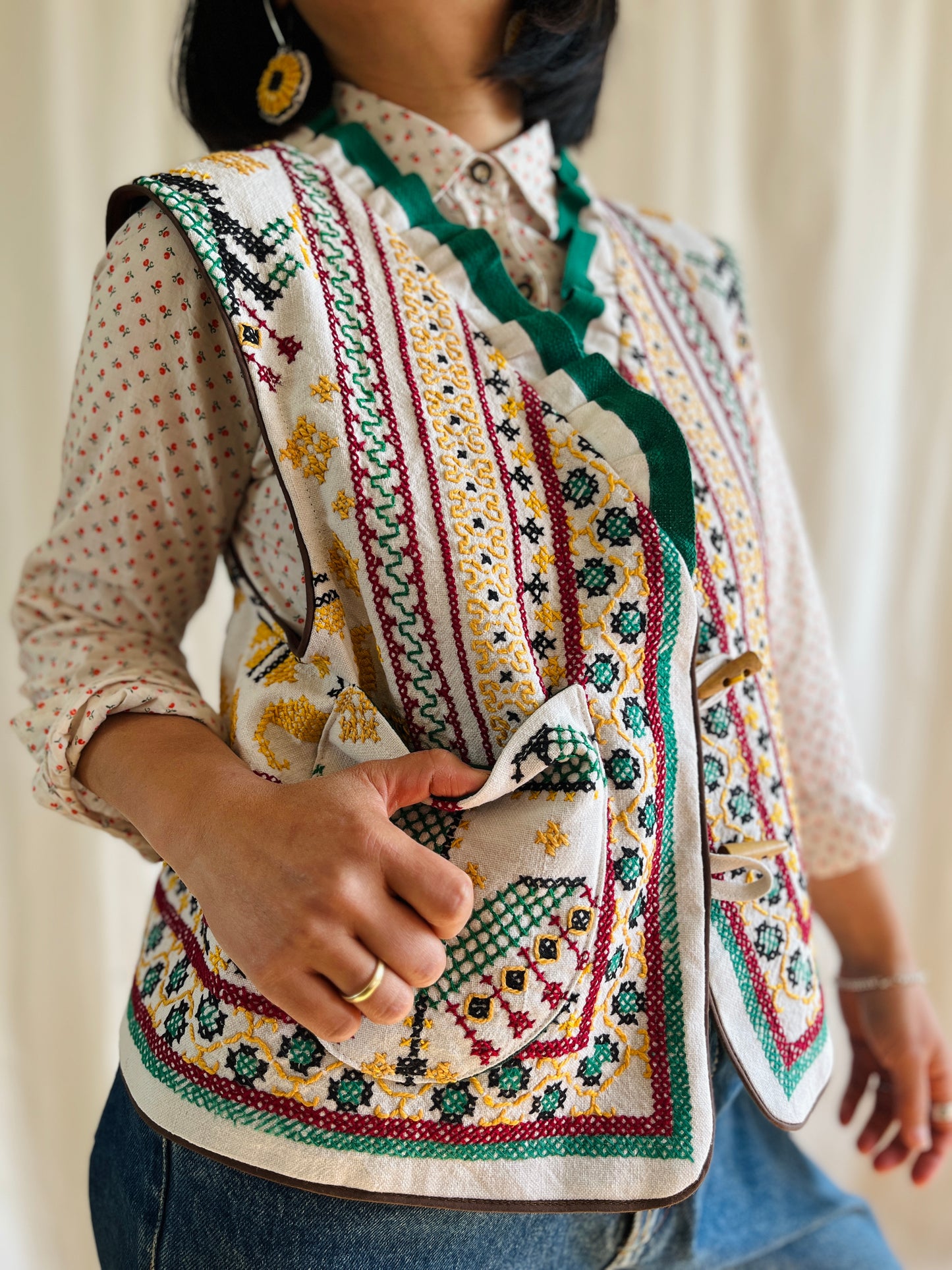 👒 Majestic Peacock Ruffled collar waistcoat