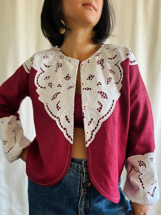 👒 Symmetric lace linen button-up with lace cuffs