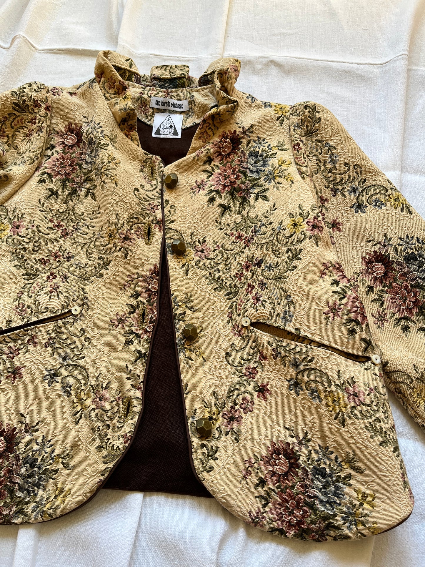 👒 Antique tapestry curtain panel turns Ruffled collar jacket
