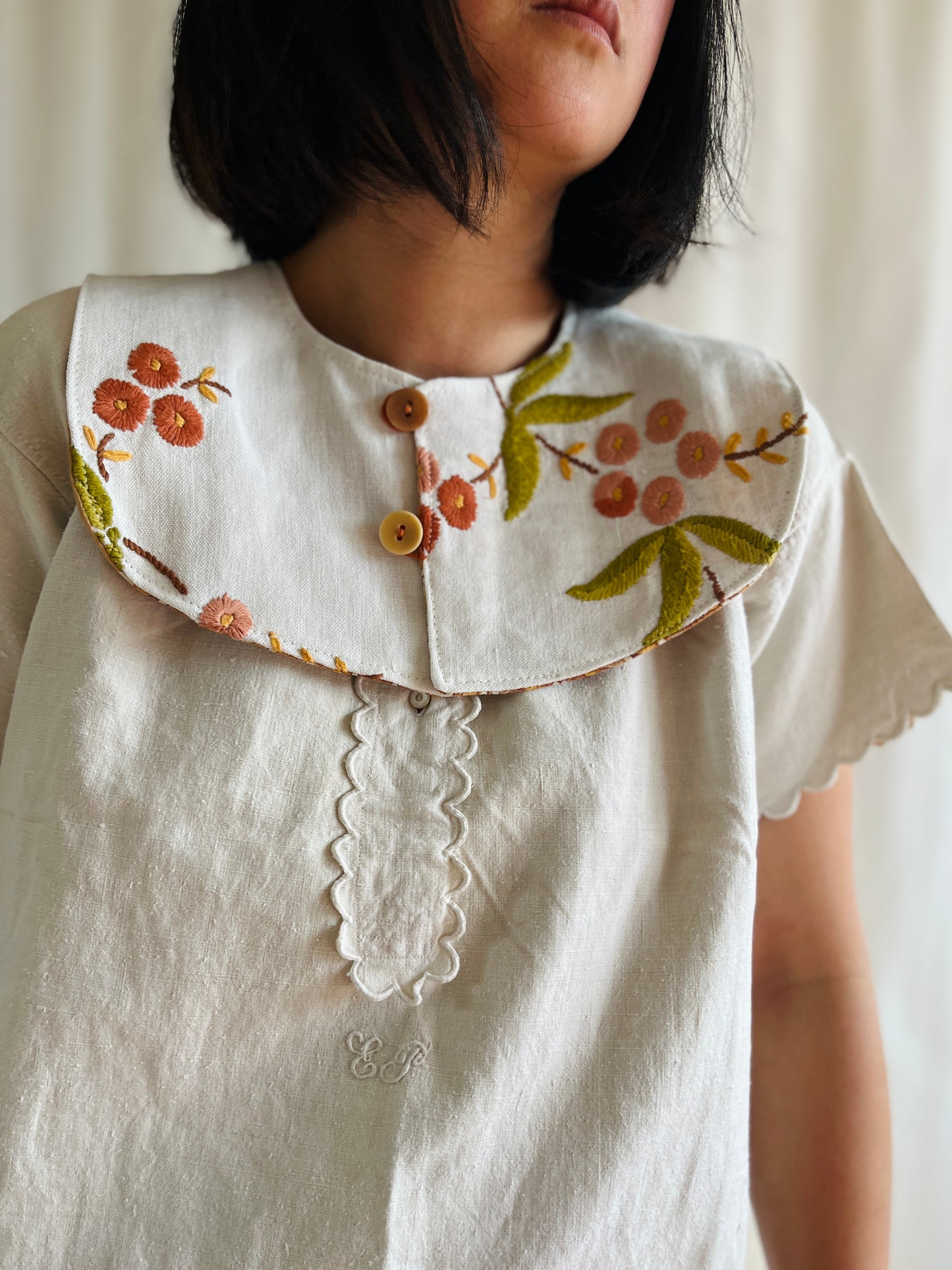 Hand embroidery collar / detachable babydoll style decorative bib