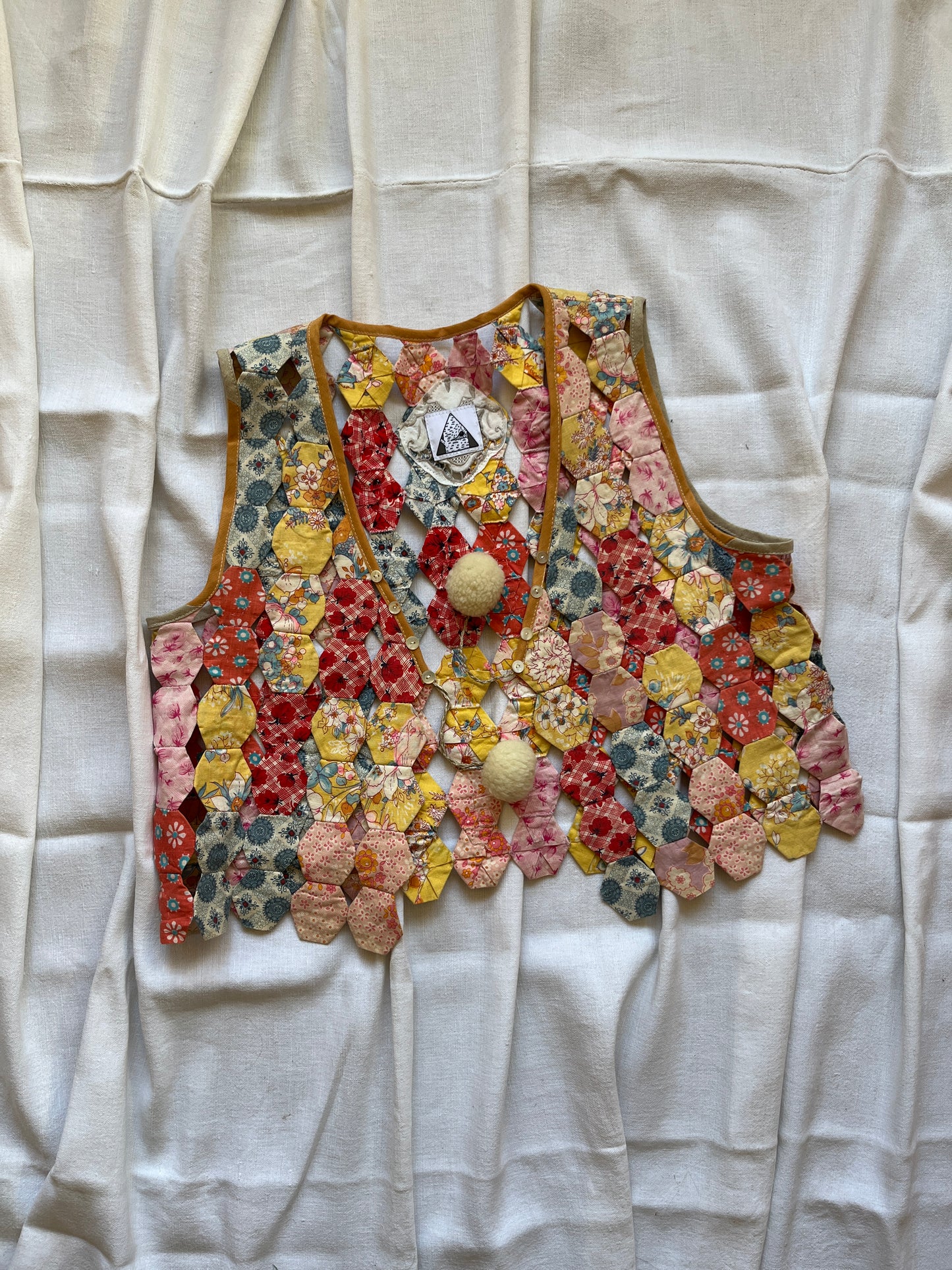 👒 Hollow hexagon patchwork waistcoat