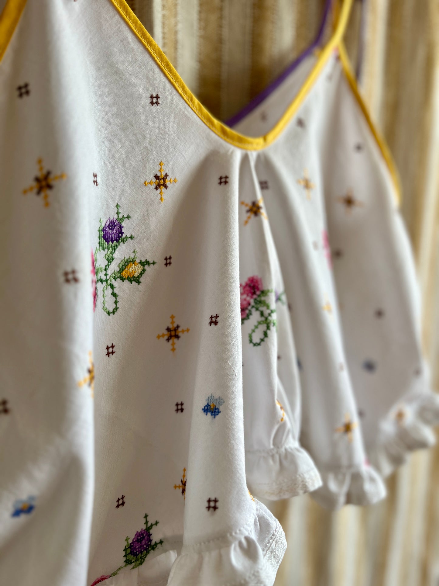 Circular tablecloth top - embroidery floral