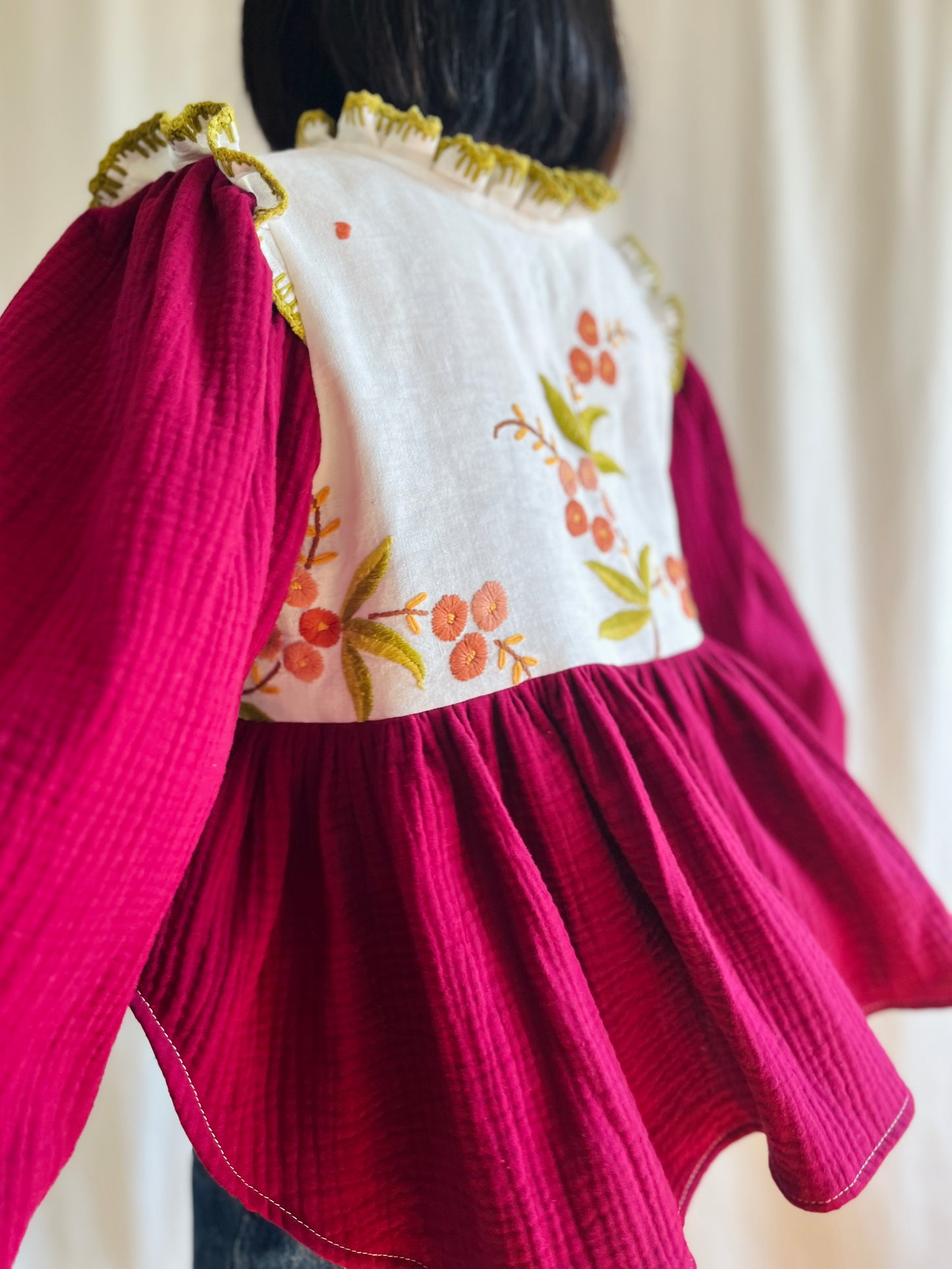 👒 Antique floral embroidery raw linen tunic