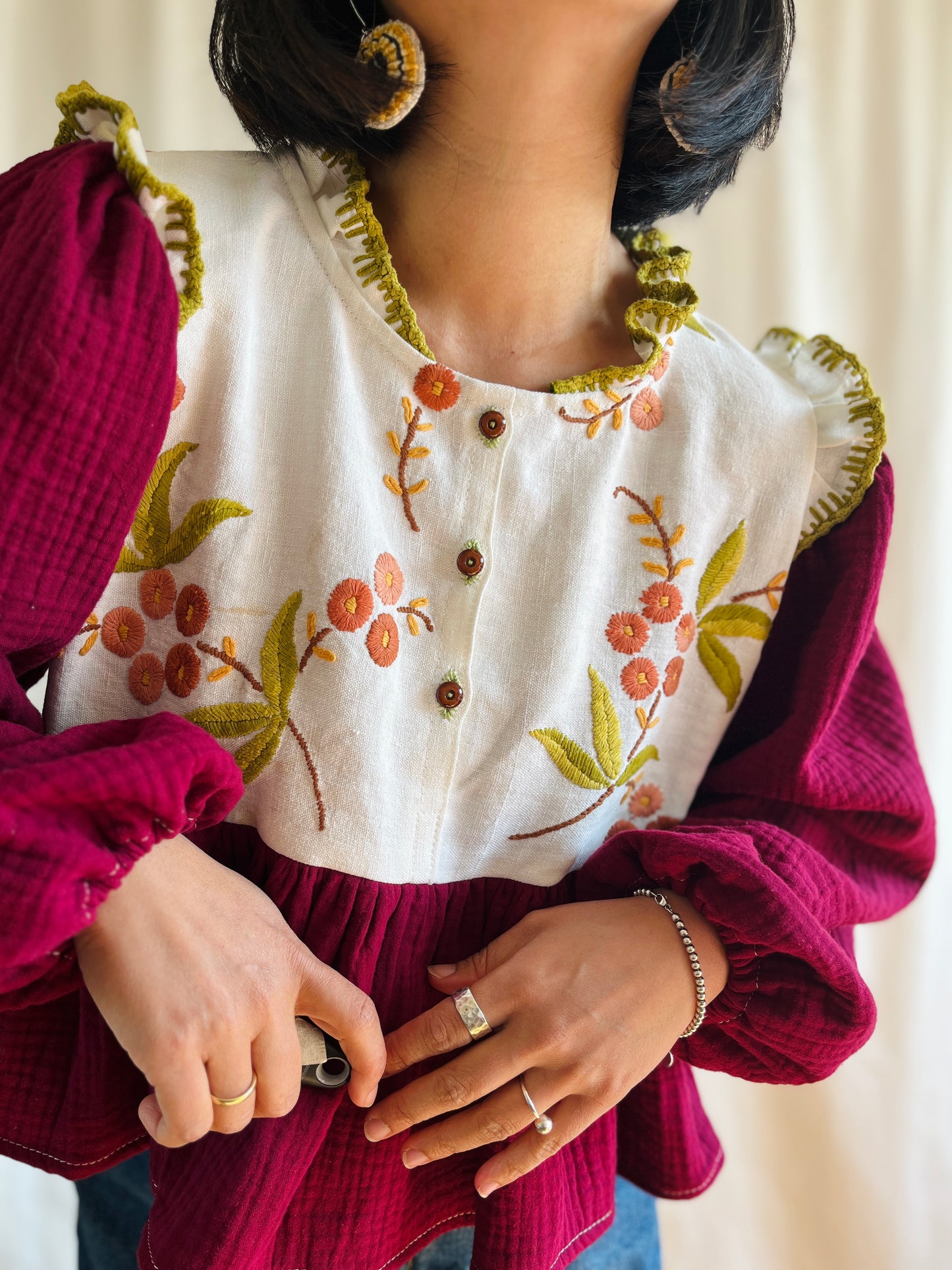 👒 Antique floral embroidery raw linen tunic