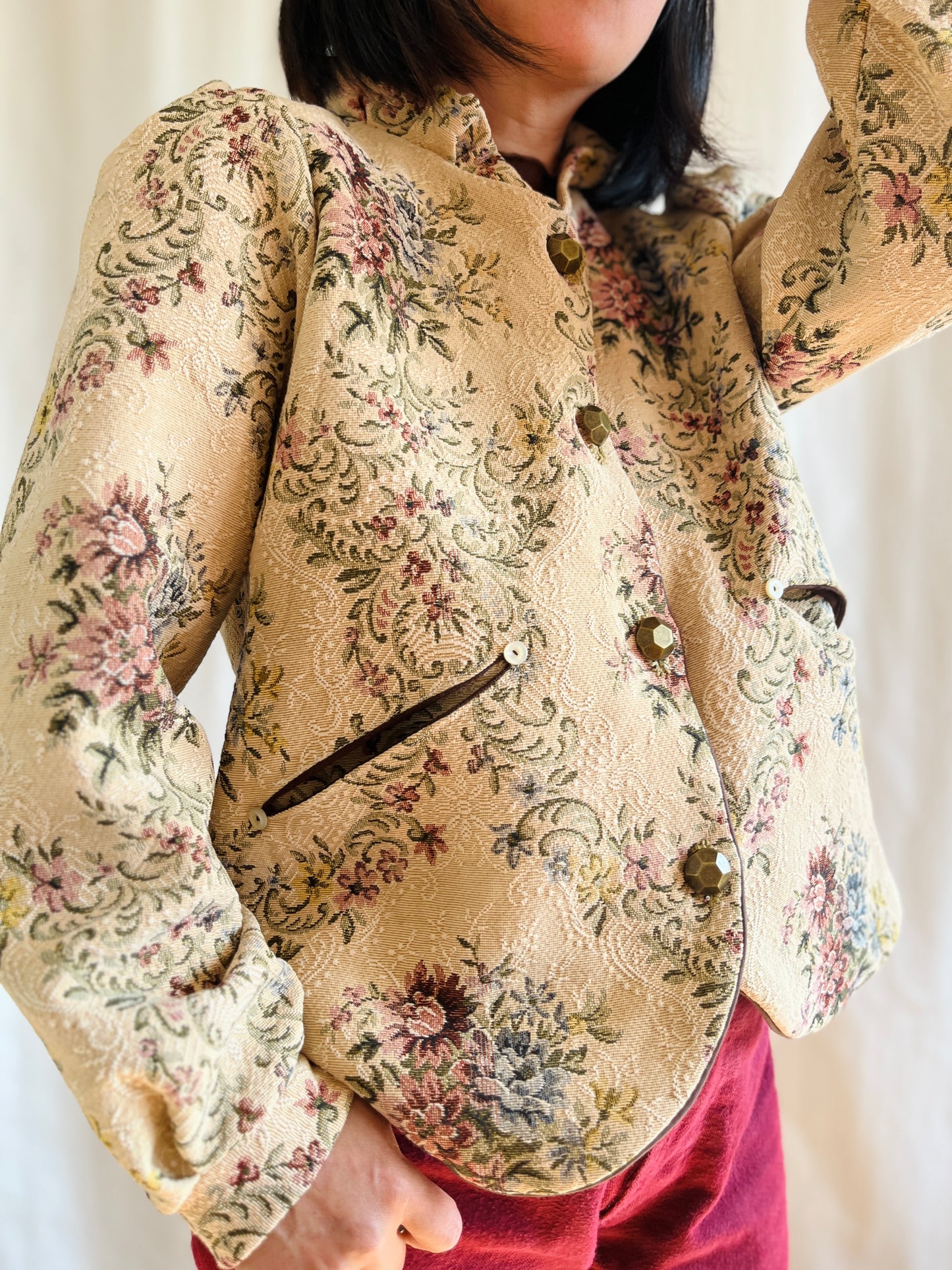 👒 Antique tapestry curtain panel turns Ruffled collar jacket