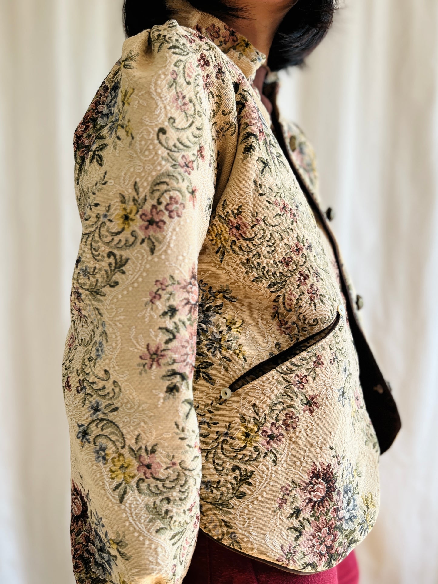 👒 Antique tapestry curtain panel turns Ruffled collar jacket