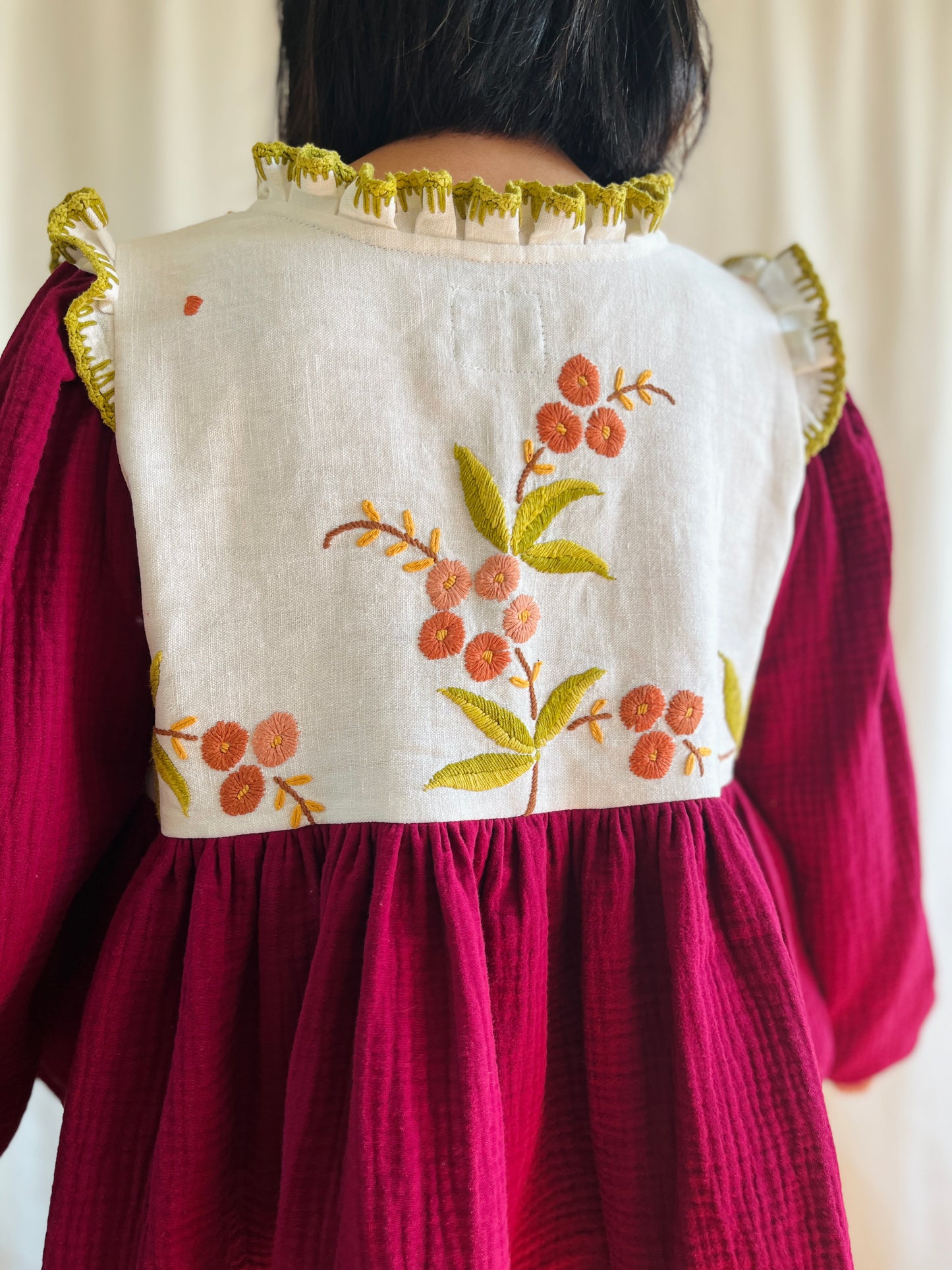 👒 Antique floral embroidery raw linen tunic