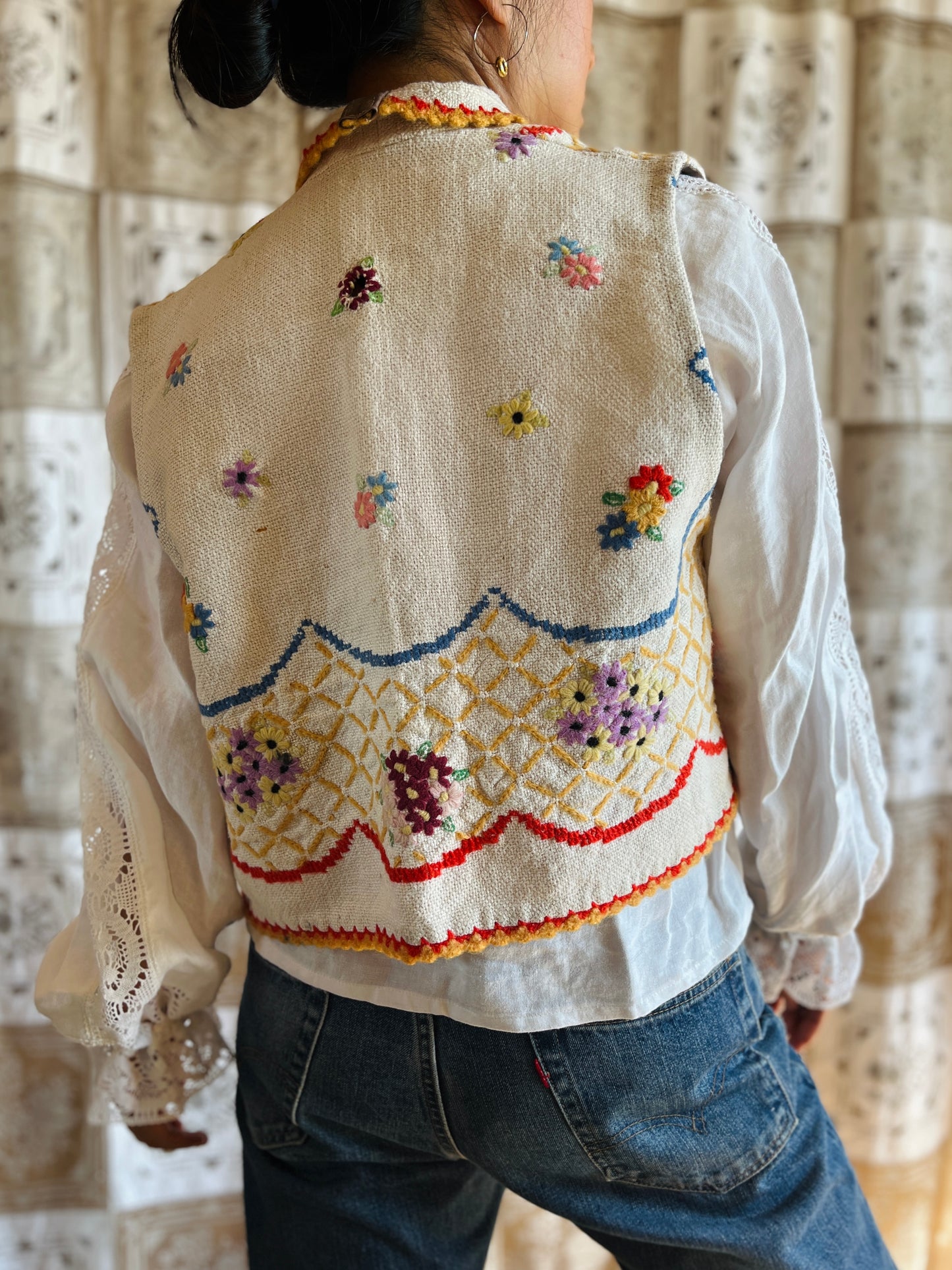 Antique flower gilet