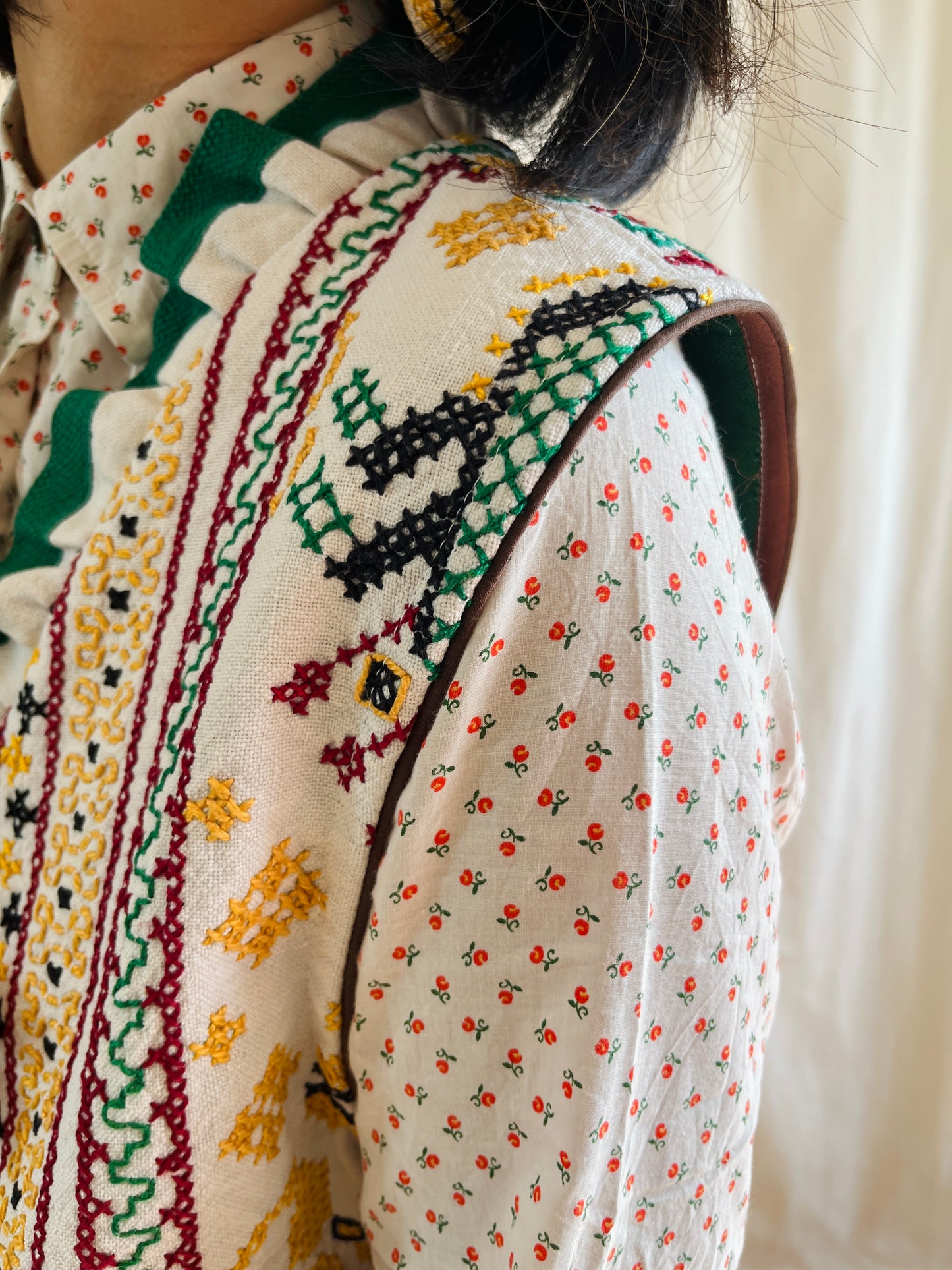 👒 Majestic Peacock Ruffled collar waistcoat