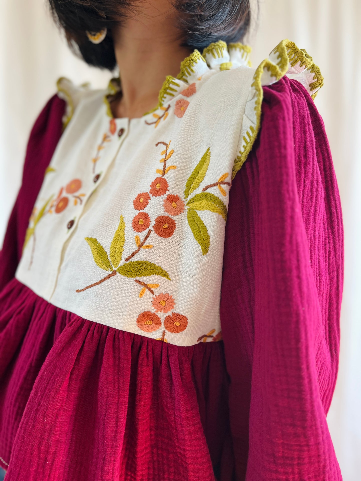👒 Antique floral embroidery raw linen tunic