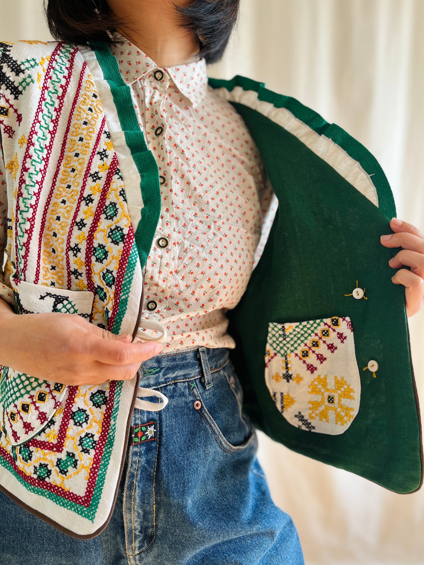 👒 Majestic Peacock Ruffled collar waistcoat