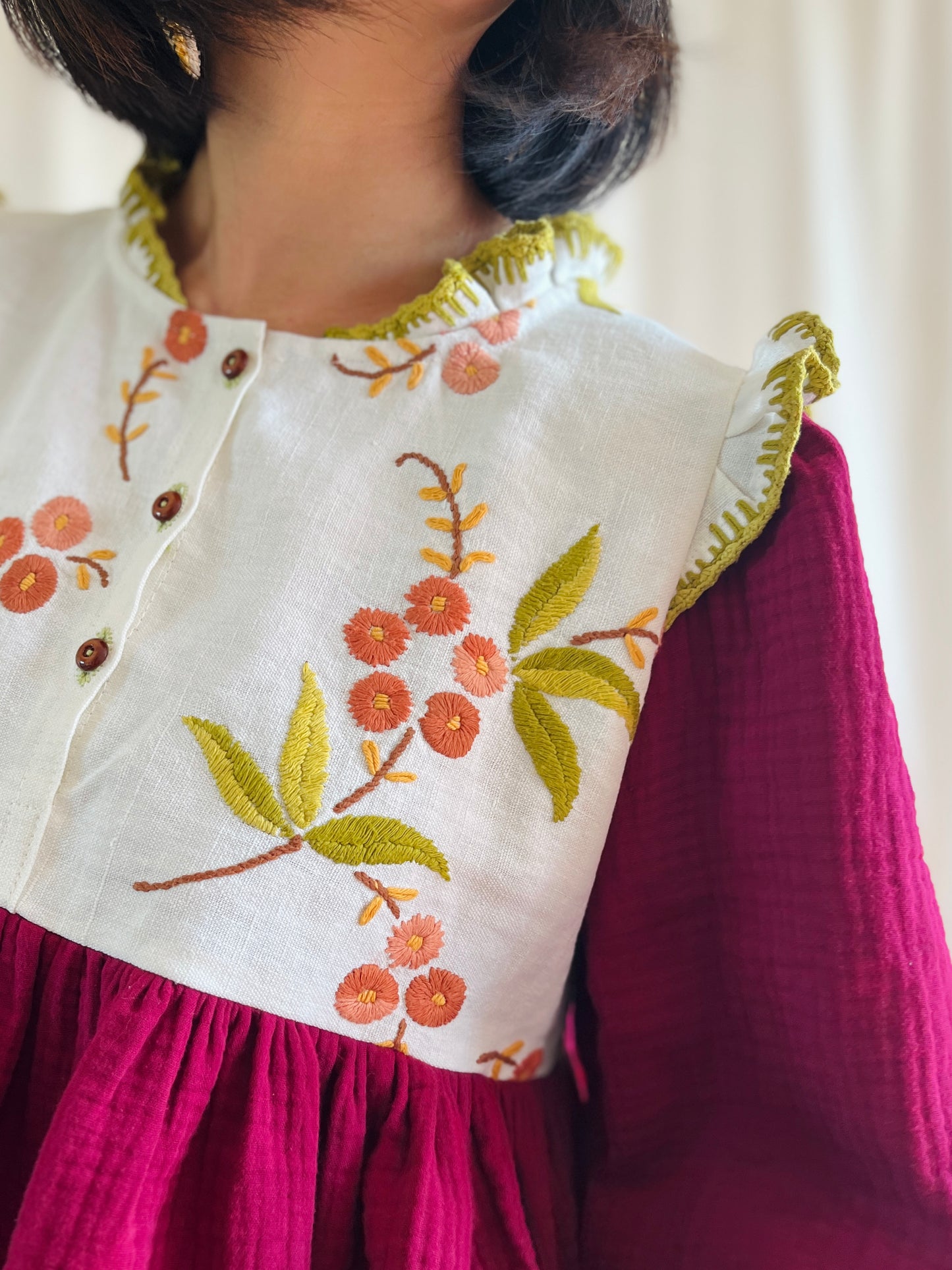 👒 Antique floral embroidery raw linen tunic