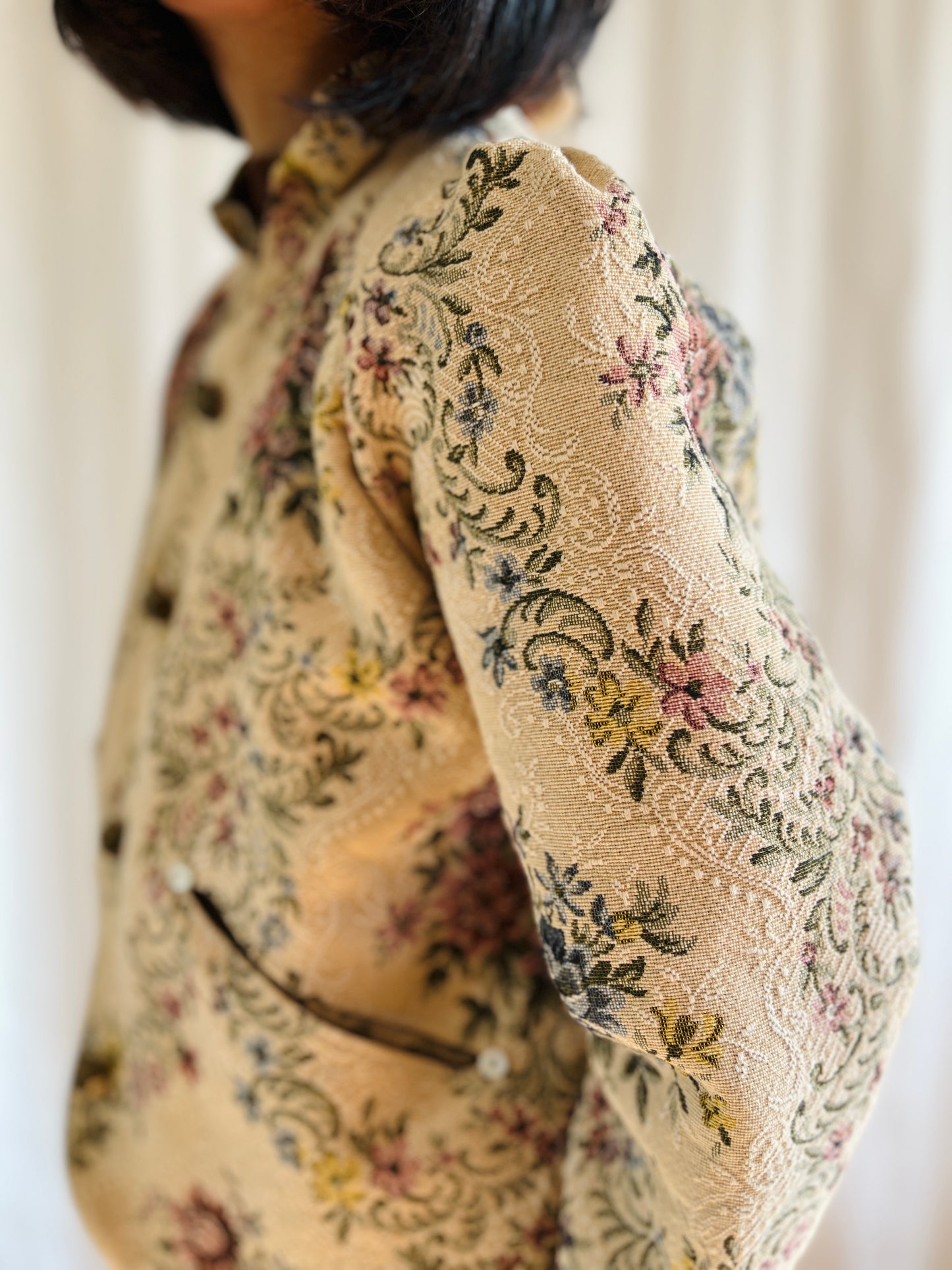 👒 Antique tapestry curtain panel turns Ruffled collar jacket