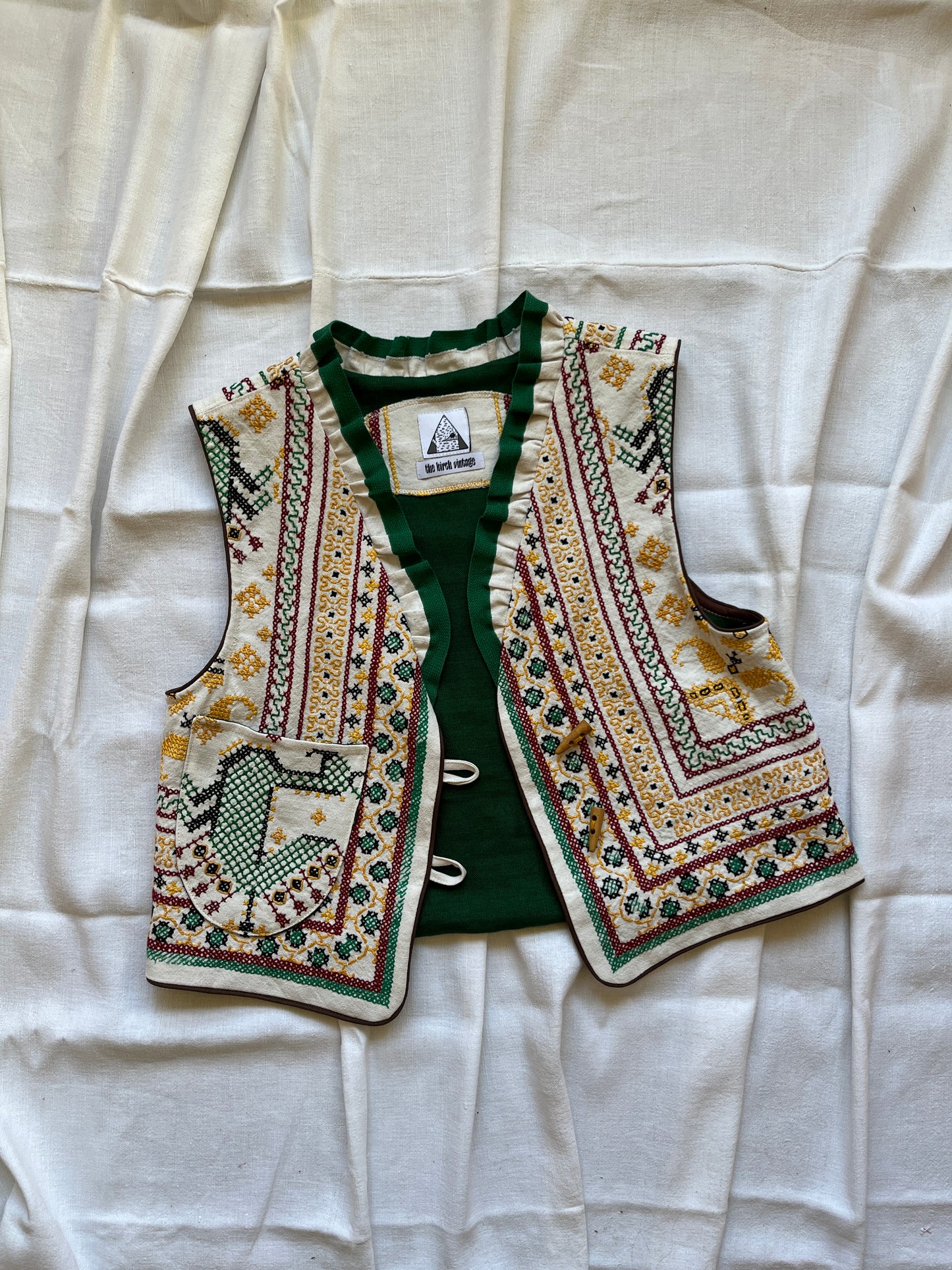👒 Majestic Peacock Ruffled collar waistcoat