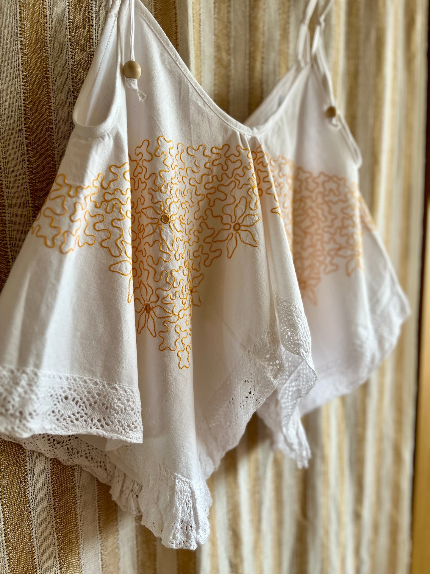Circular tablecloth top - Yellow floral lace