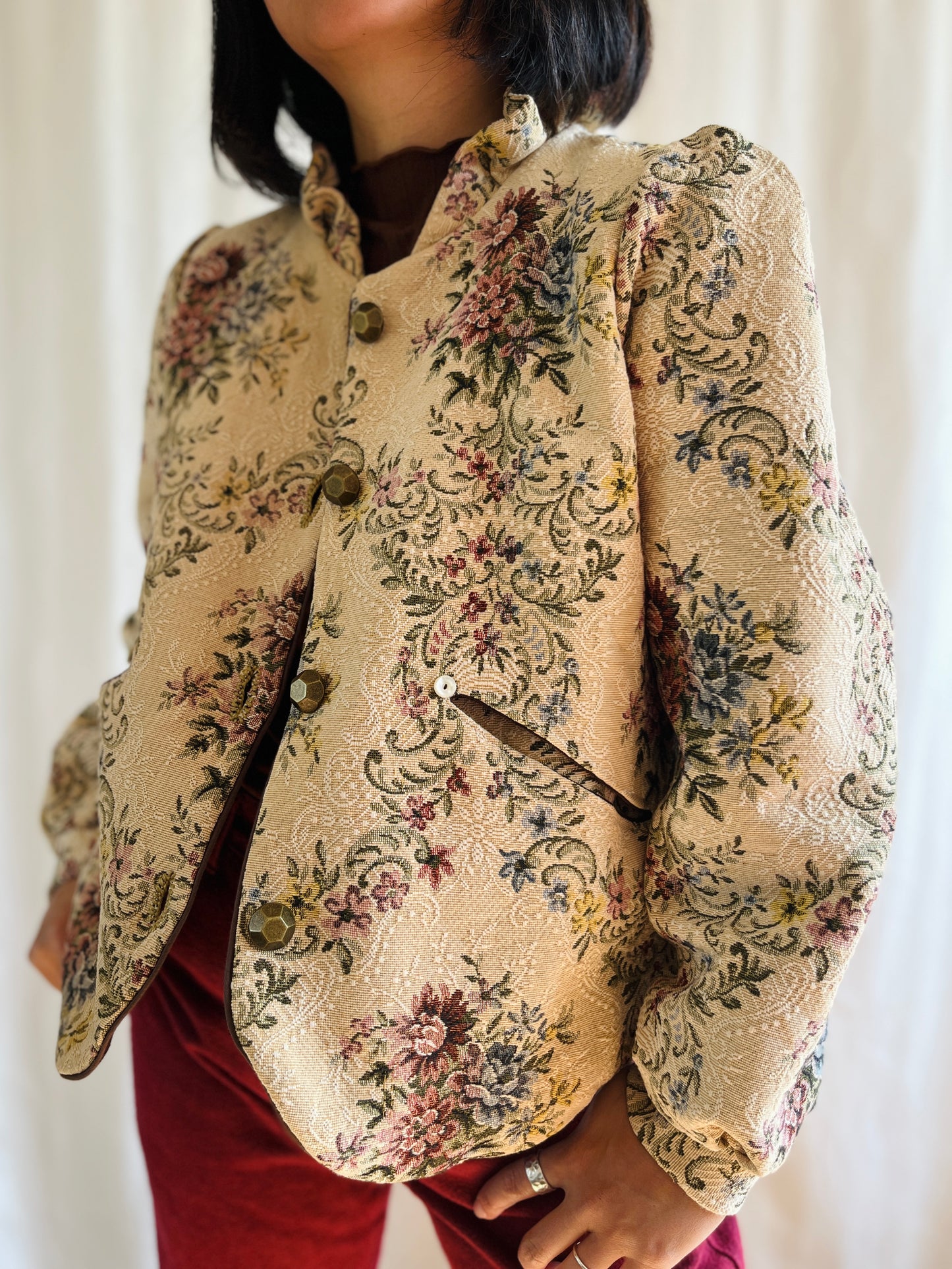 👒 Antique tapestry curtain panel turns Ruffled collar jacket