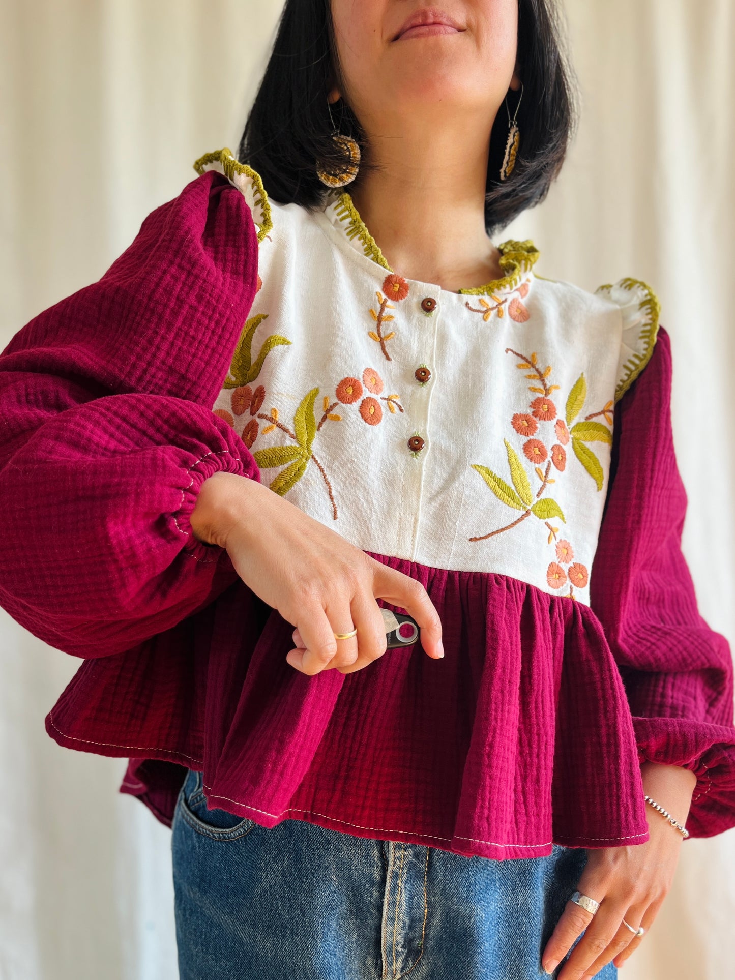 👒 Antique floral embroidery raw linen tunic