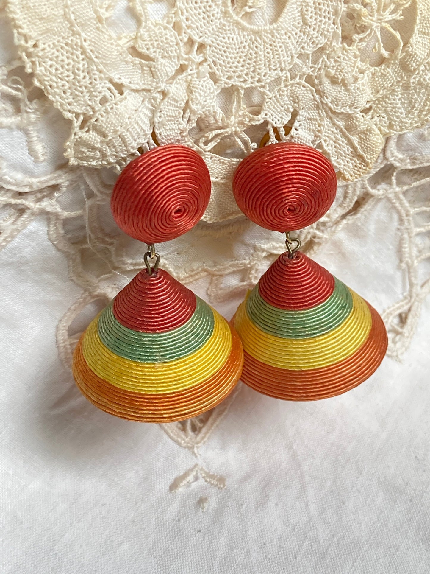 Vintage 90s Festive Classic Hawaii dangle earrings (clip on)
