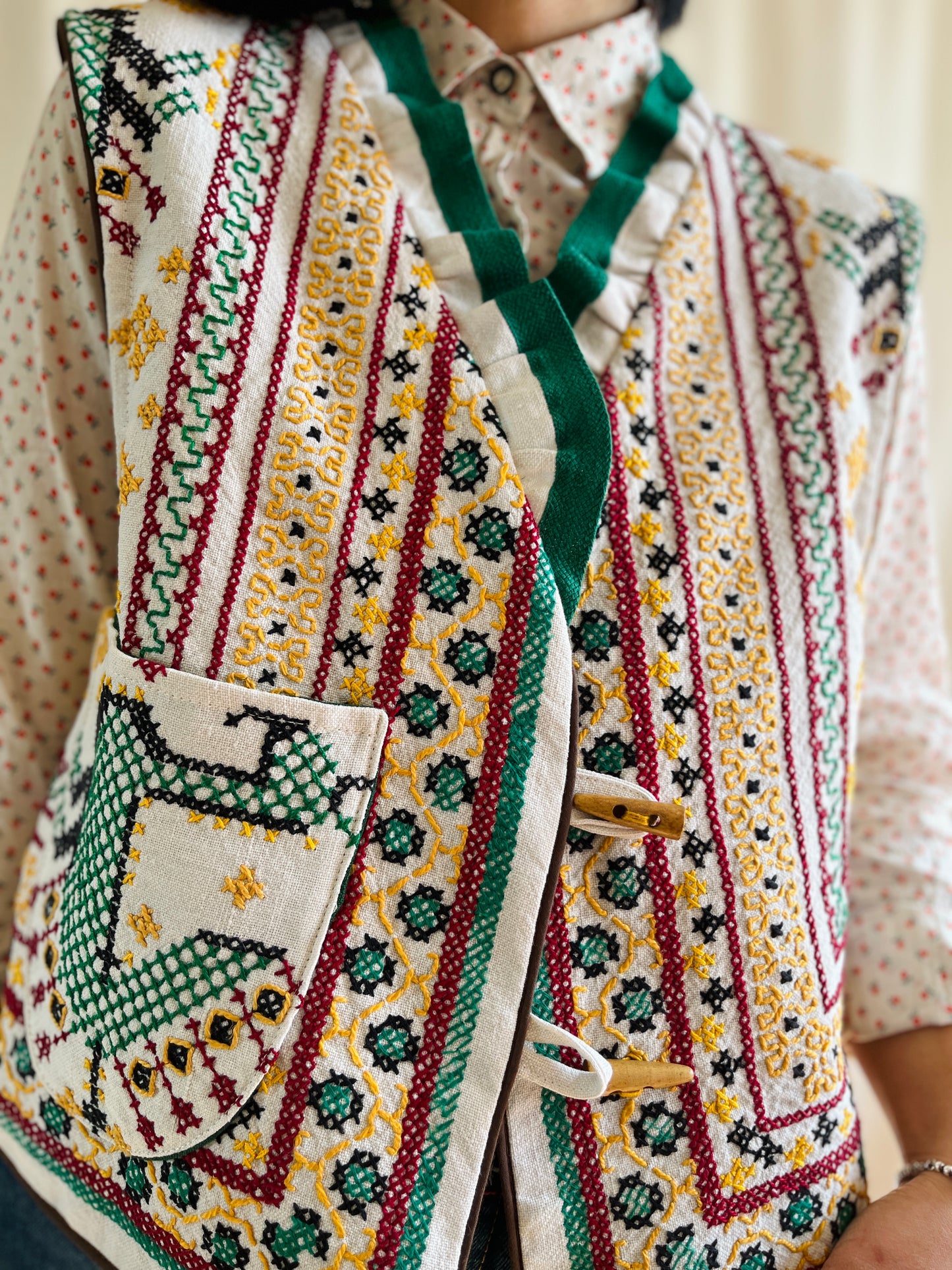 👒 Majestic Peacock Ruffled collar waistcoat