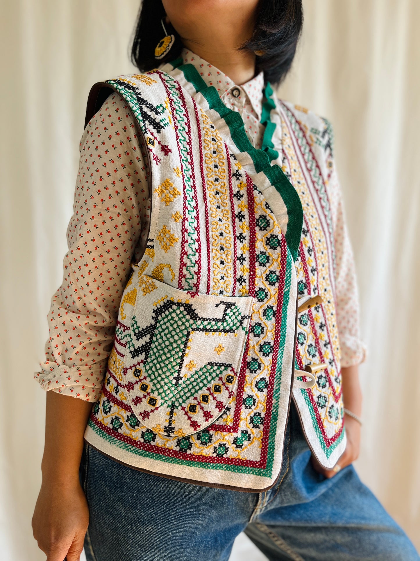 👒 Majestic Peacock Ruffled collar waistcoat