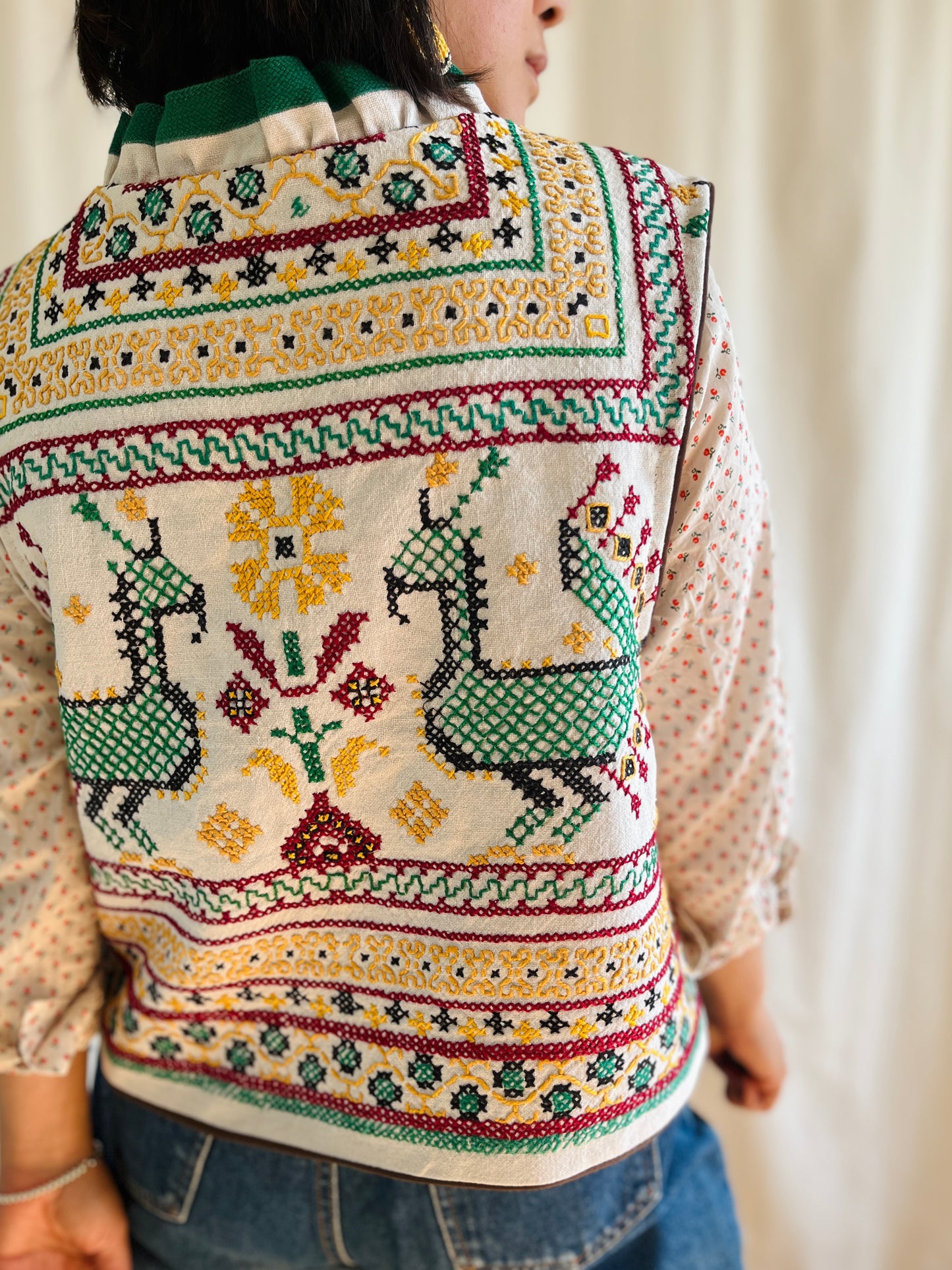 👒 Majestic Peacock Ruffled collar waistcoat