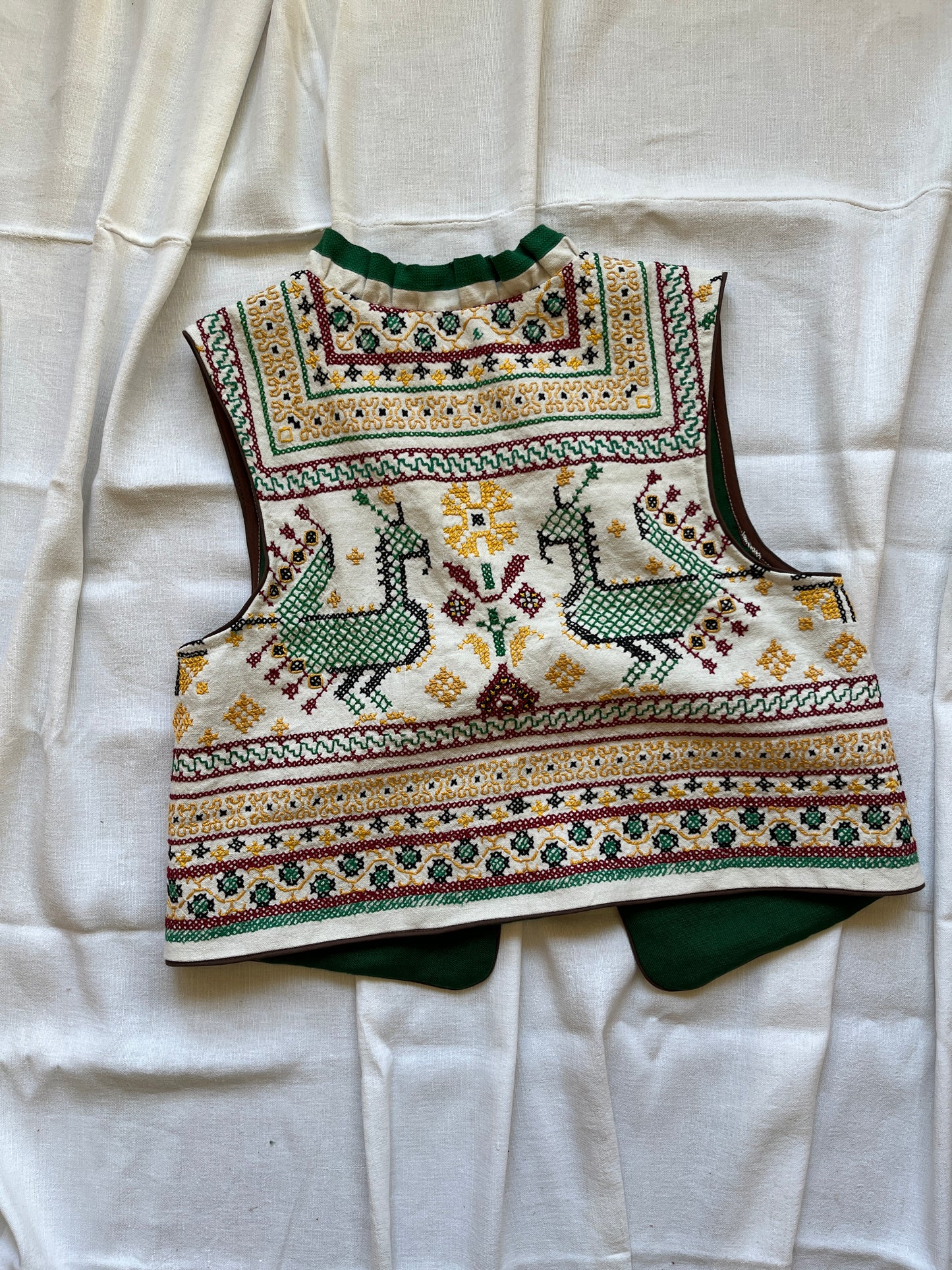 👒 Majestic Peacock Ruffled collar waistcoat