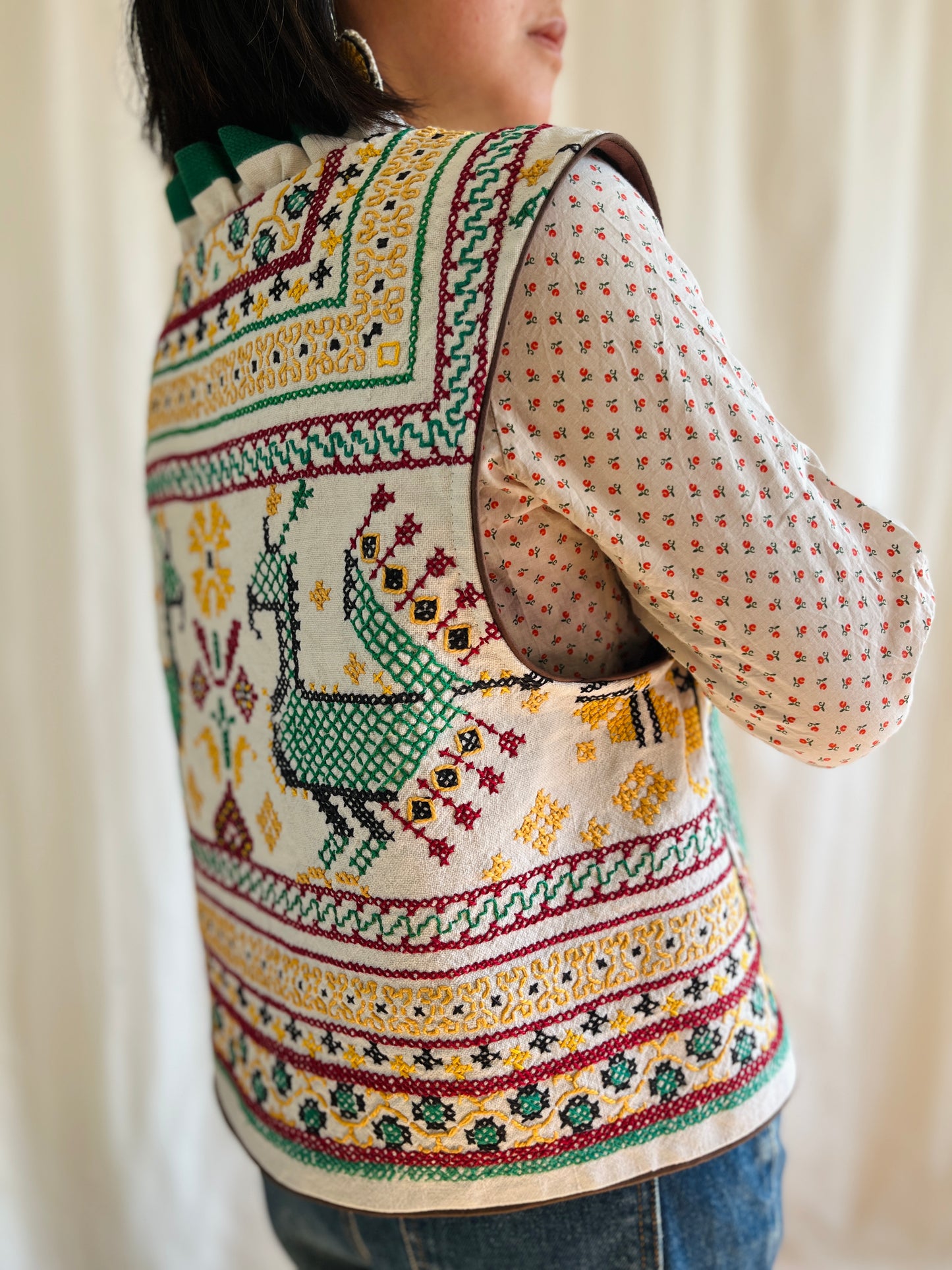 👒 Majestic Peacock Ruffled collar waistcoat