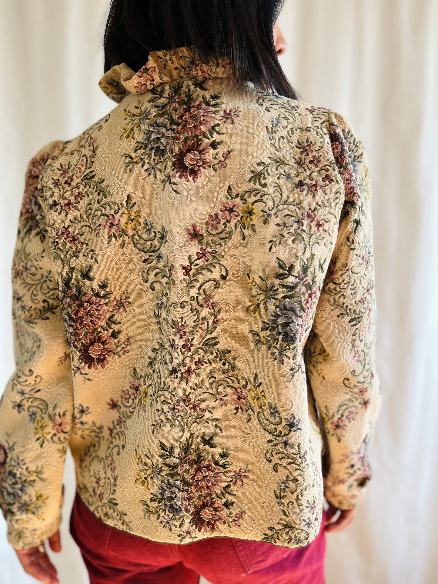 👒 Antique tapestry curtain panel turns Ruffled collar jacket