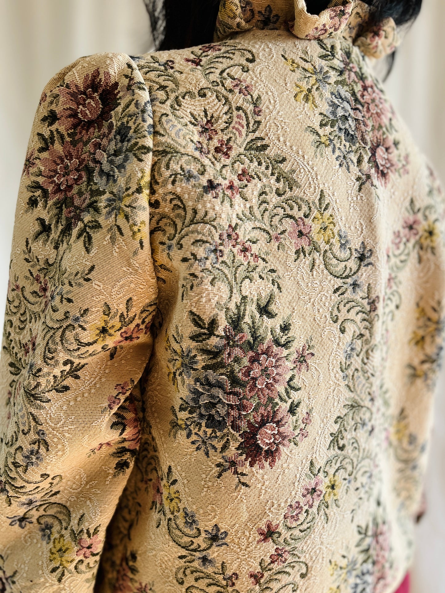 👒 Antique tapestry curtain panel turns Ruffled collar jacket