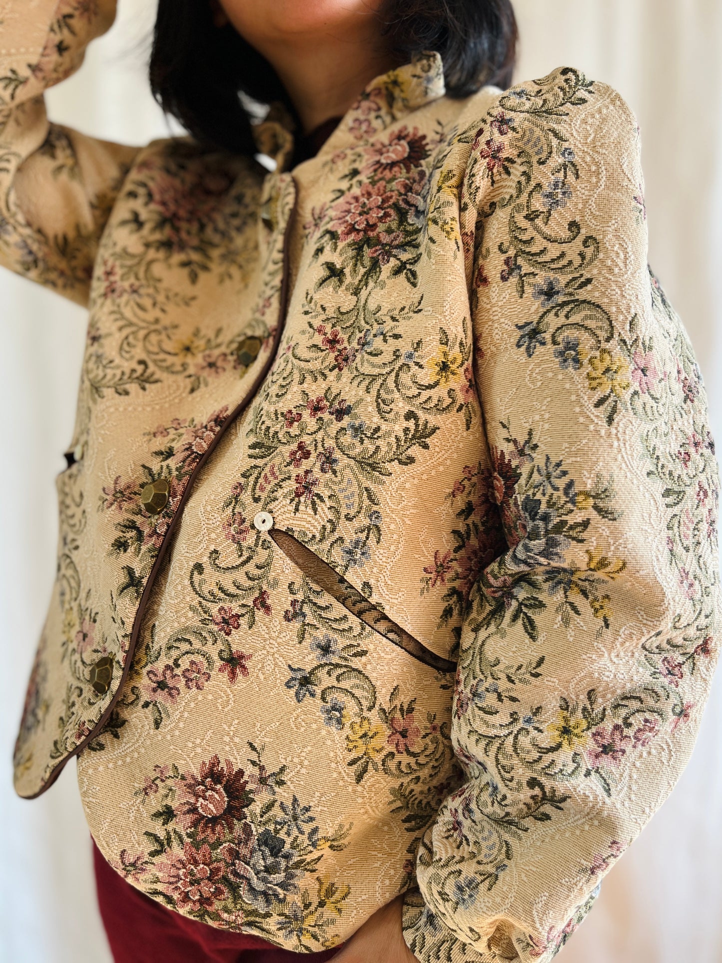 👒 Antique tapestry curtain panel turns Ruffled collar jacket