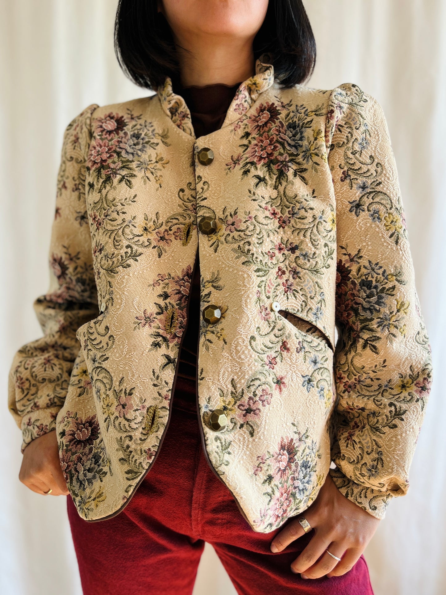 👒 Antique tapestry curtain panel turns Ruffled collar jacket
