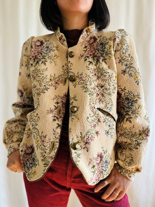 👒 Antique tapestry curtain panel turns Ruffled collar jacket