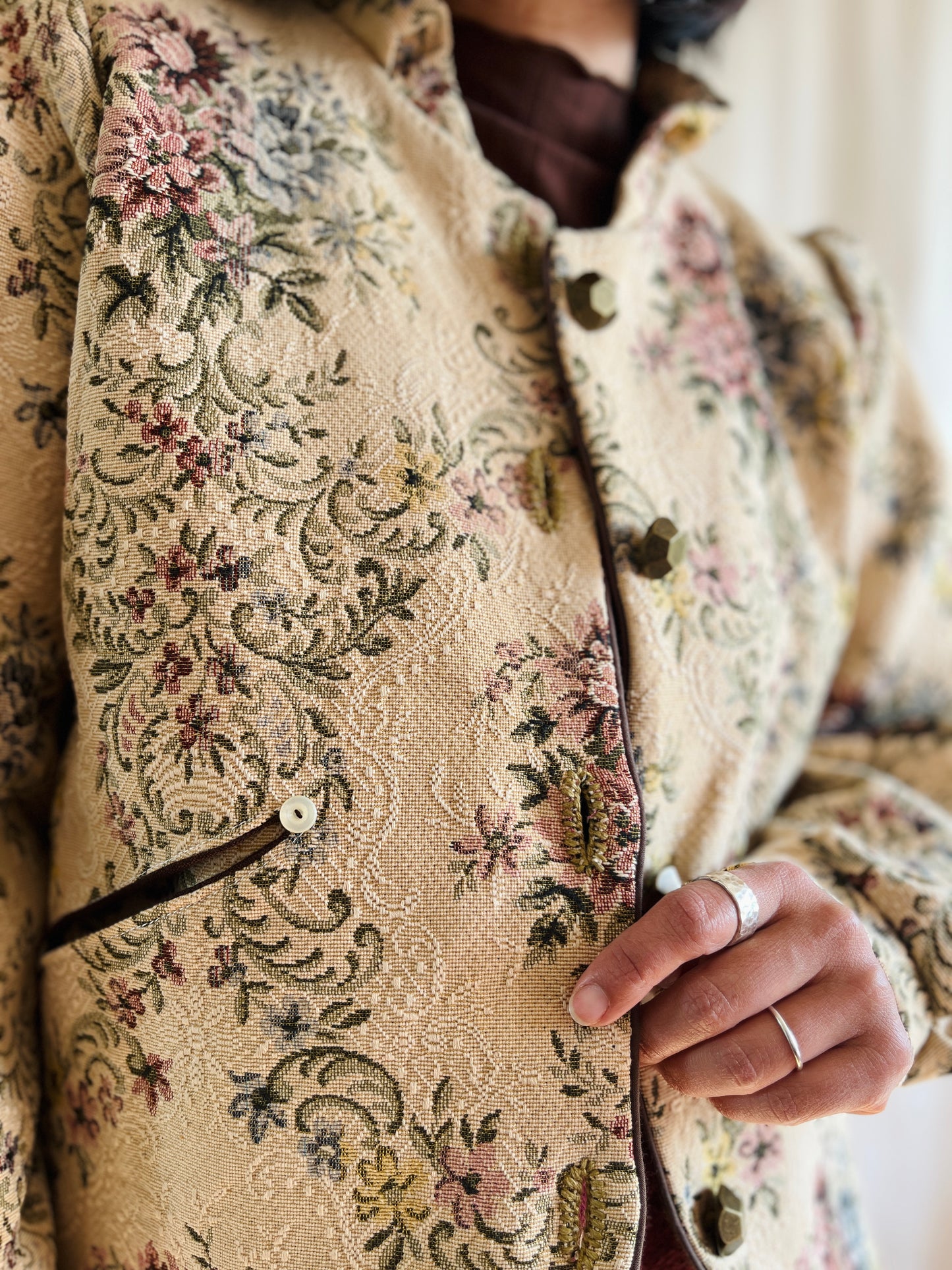 👒 Antique tapestry curtain panel turns Ruffled collar jacket