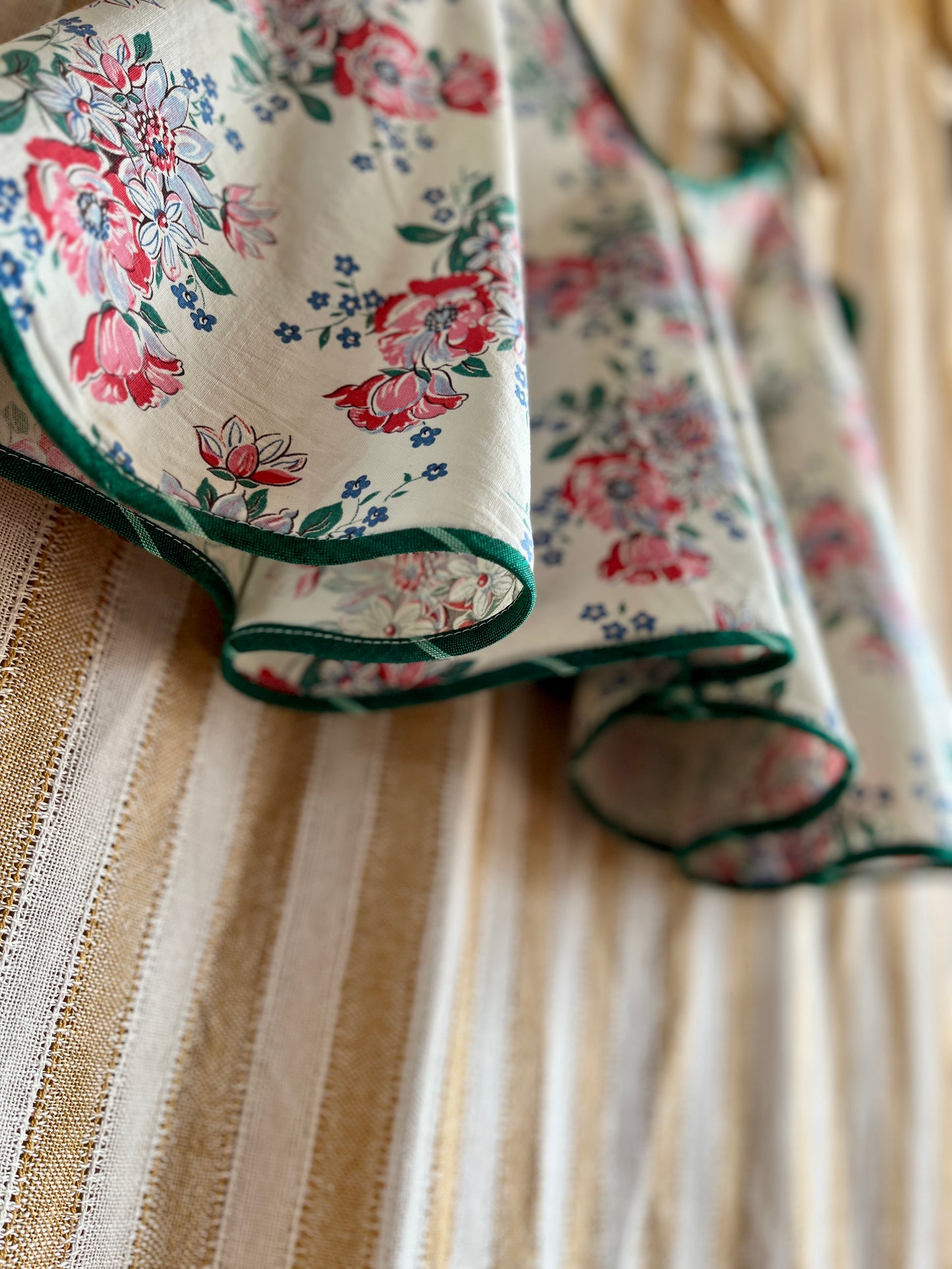 Circular tablecloth top - vintage floral print