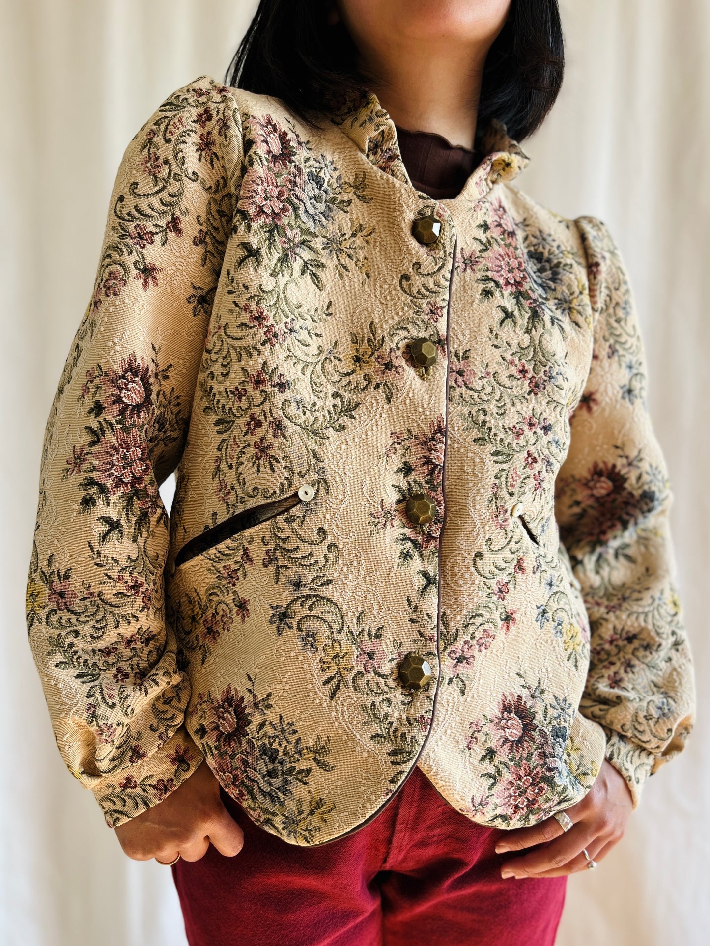 👒 Antique tapestry curtain panel turns Ruffled collar jacket