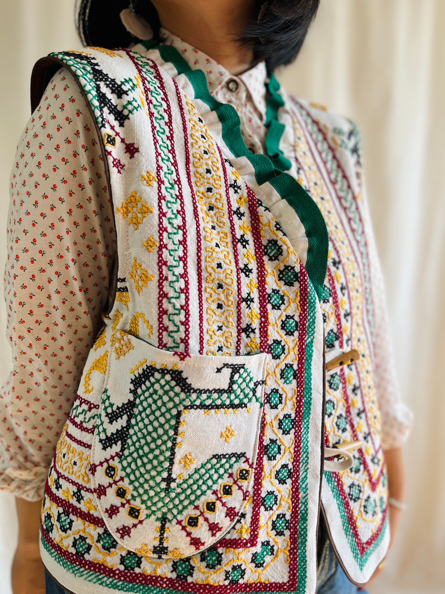 👒 Majestic Peacock Ruffled collar waistcoat
