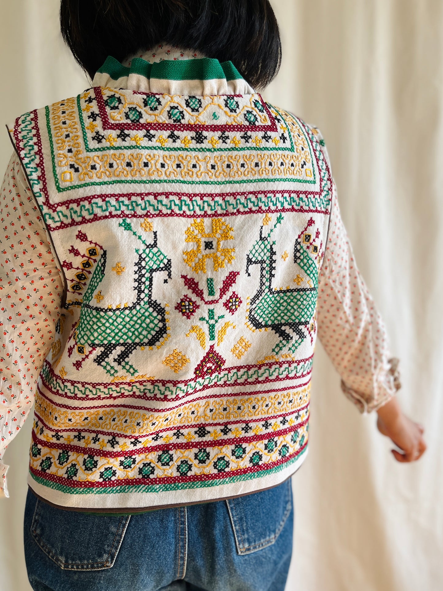 👒 Majestic Peacock Ruffled collar waistcoat