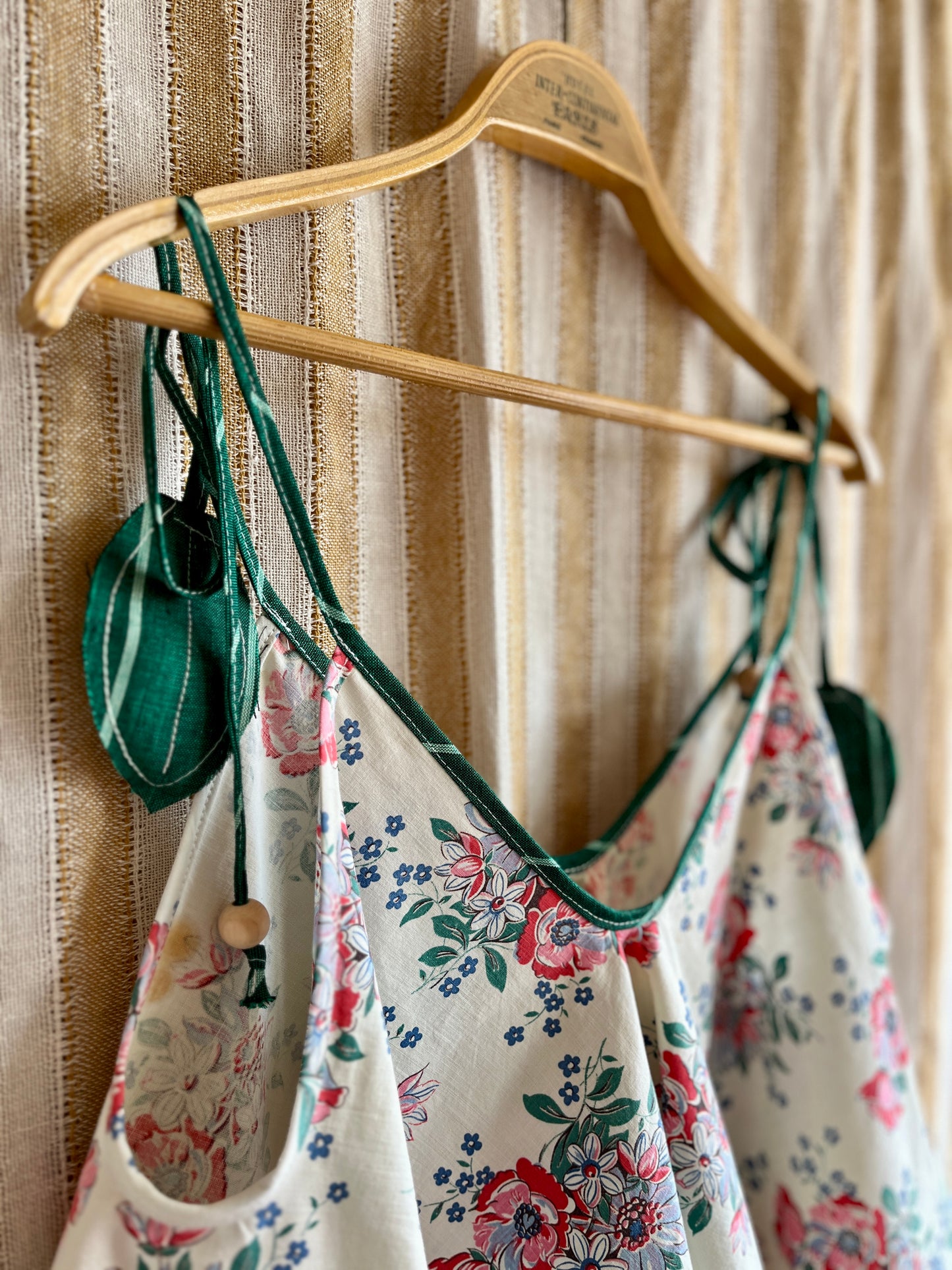 Circular tablecloth top - vintage floral print