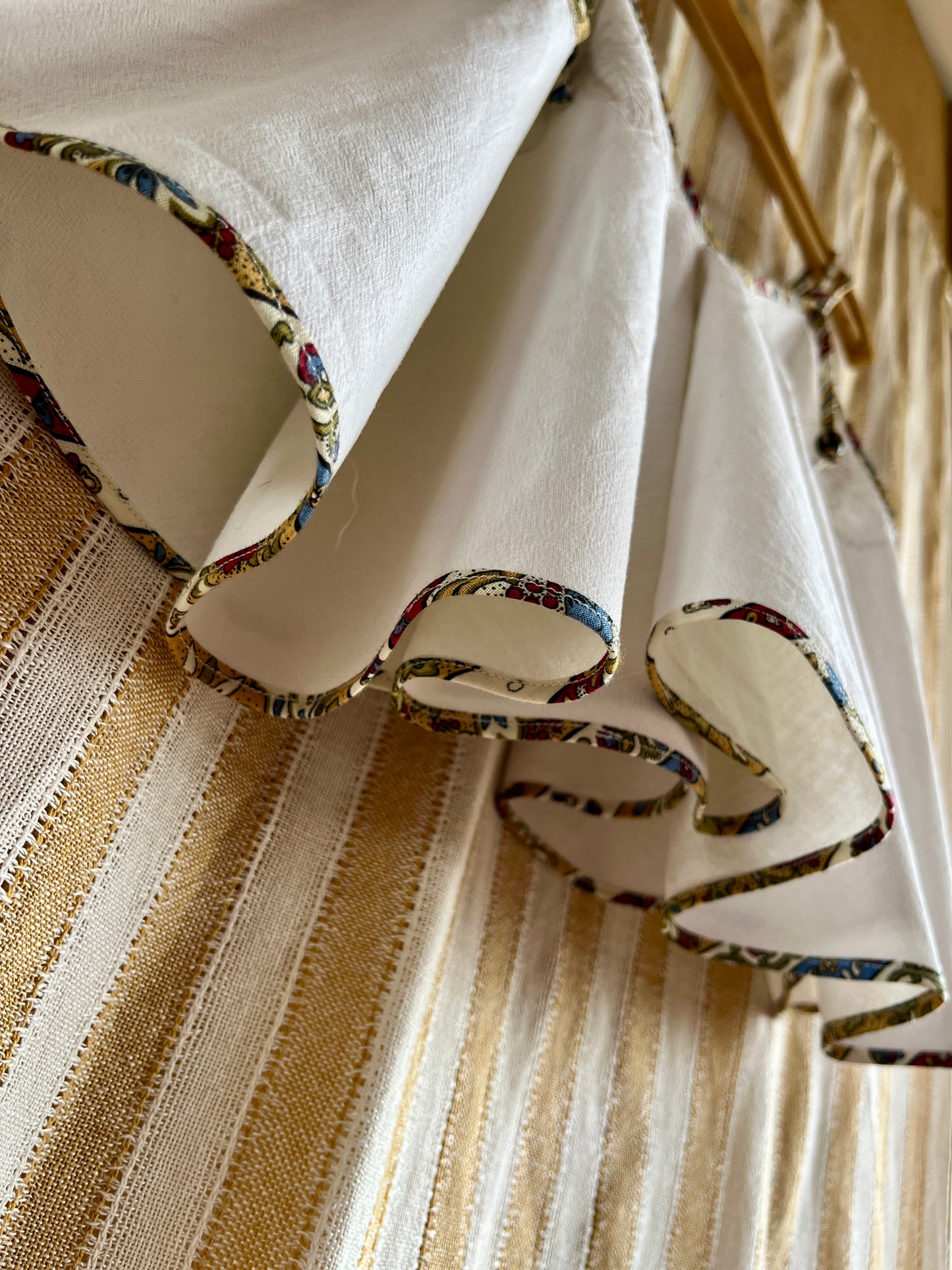 Circular tablecloth top - Hidden Embroidery Linen