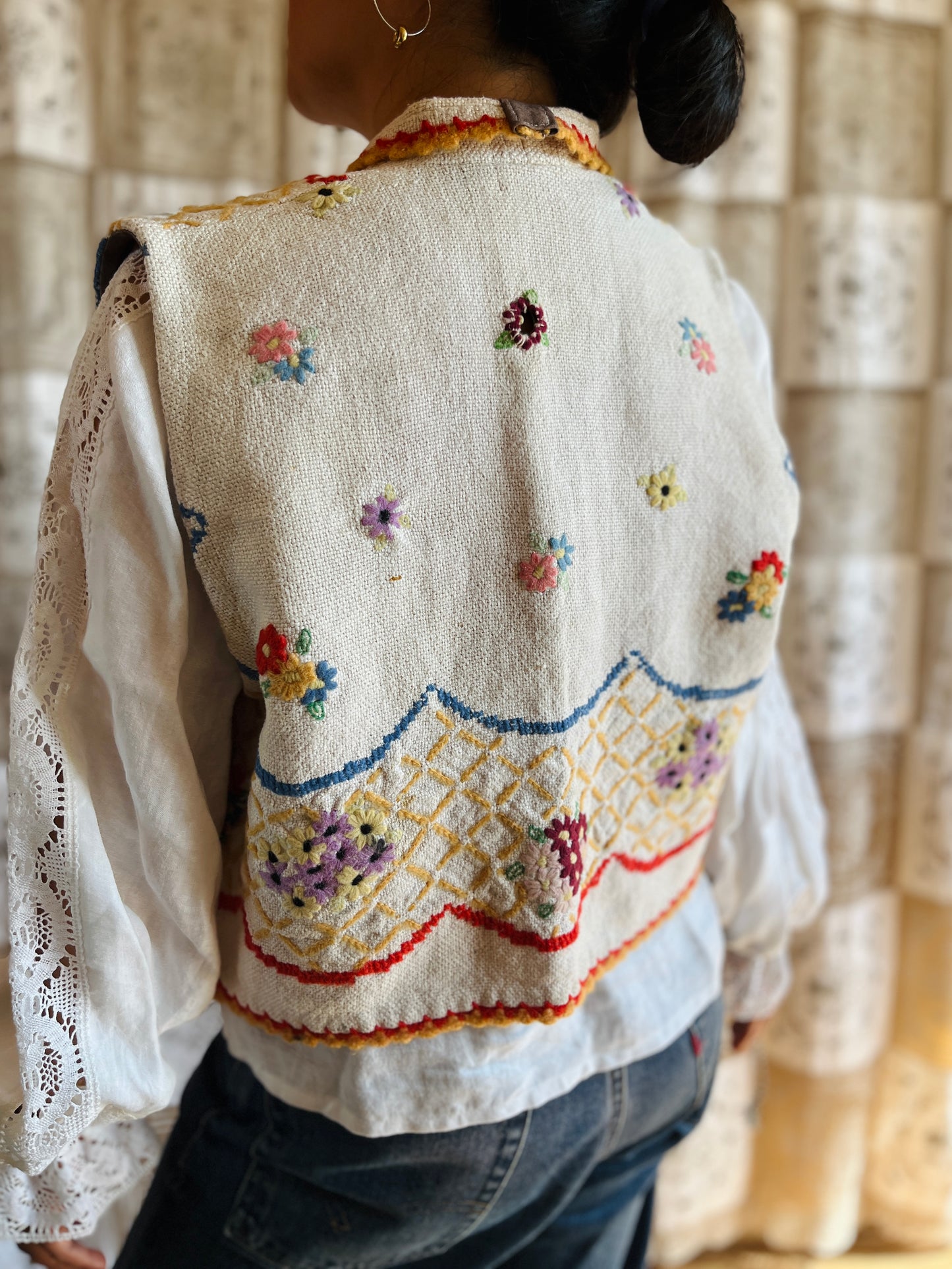 Antique flower gilet