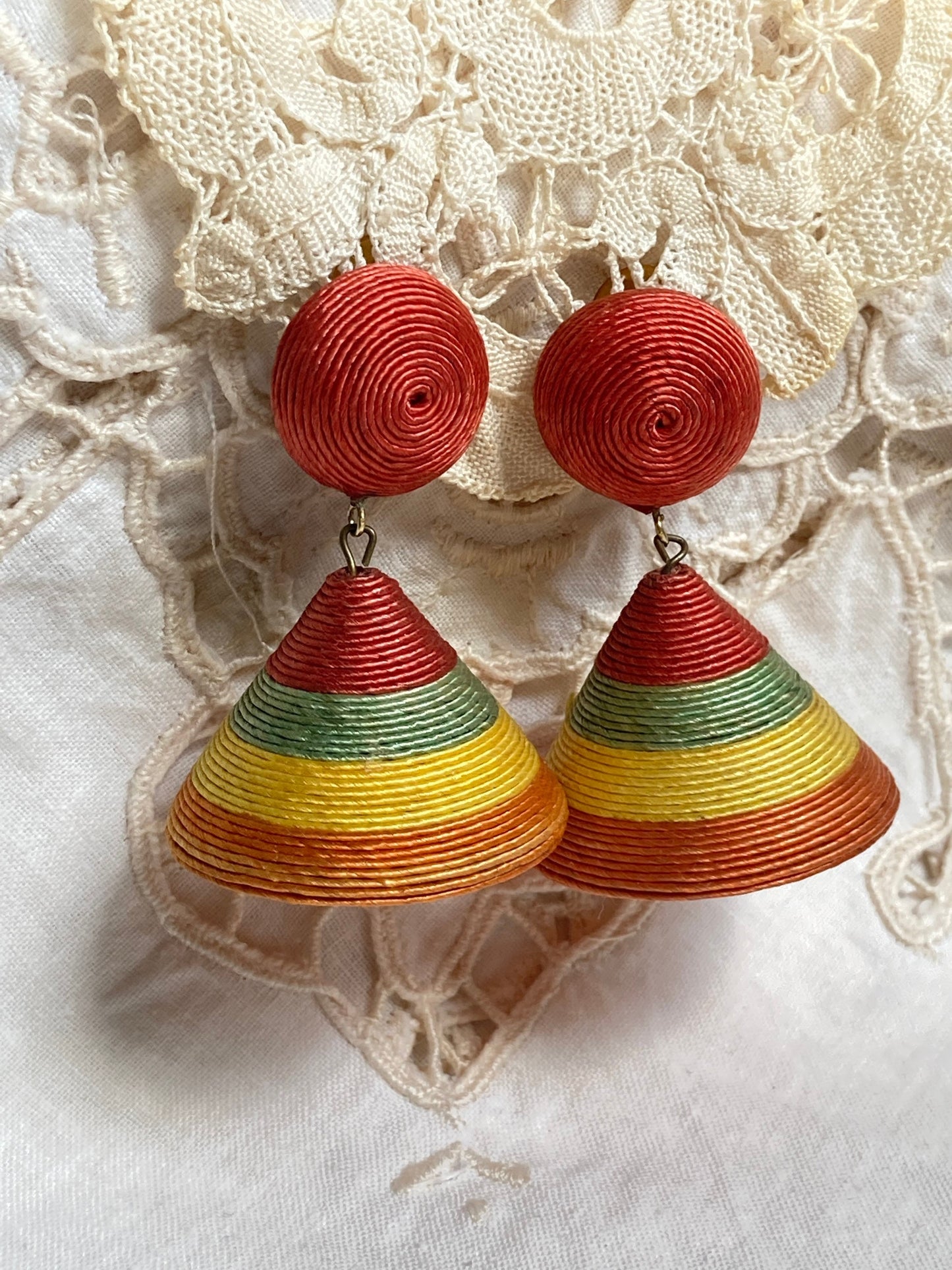 Vintage 90s Festive Classic Hawaii dangle earrings (clip on)