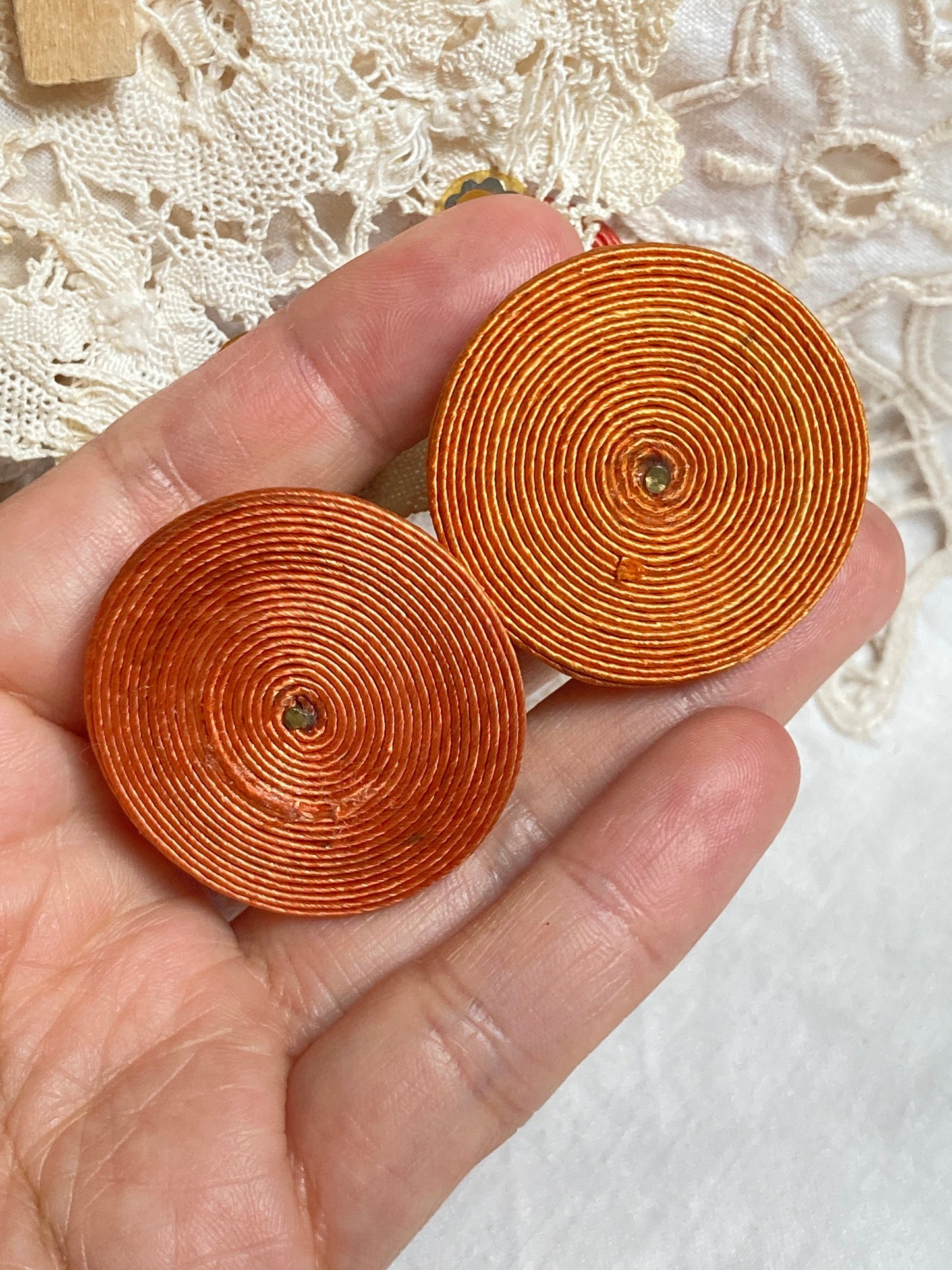 Vintage 90s Festive Classic Hawaii dangle earrings (clip on)