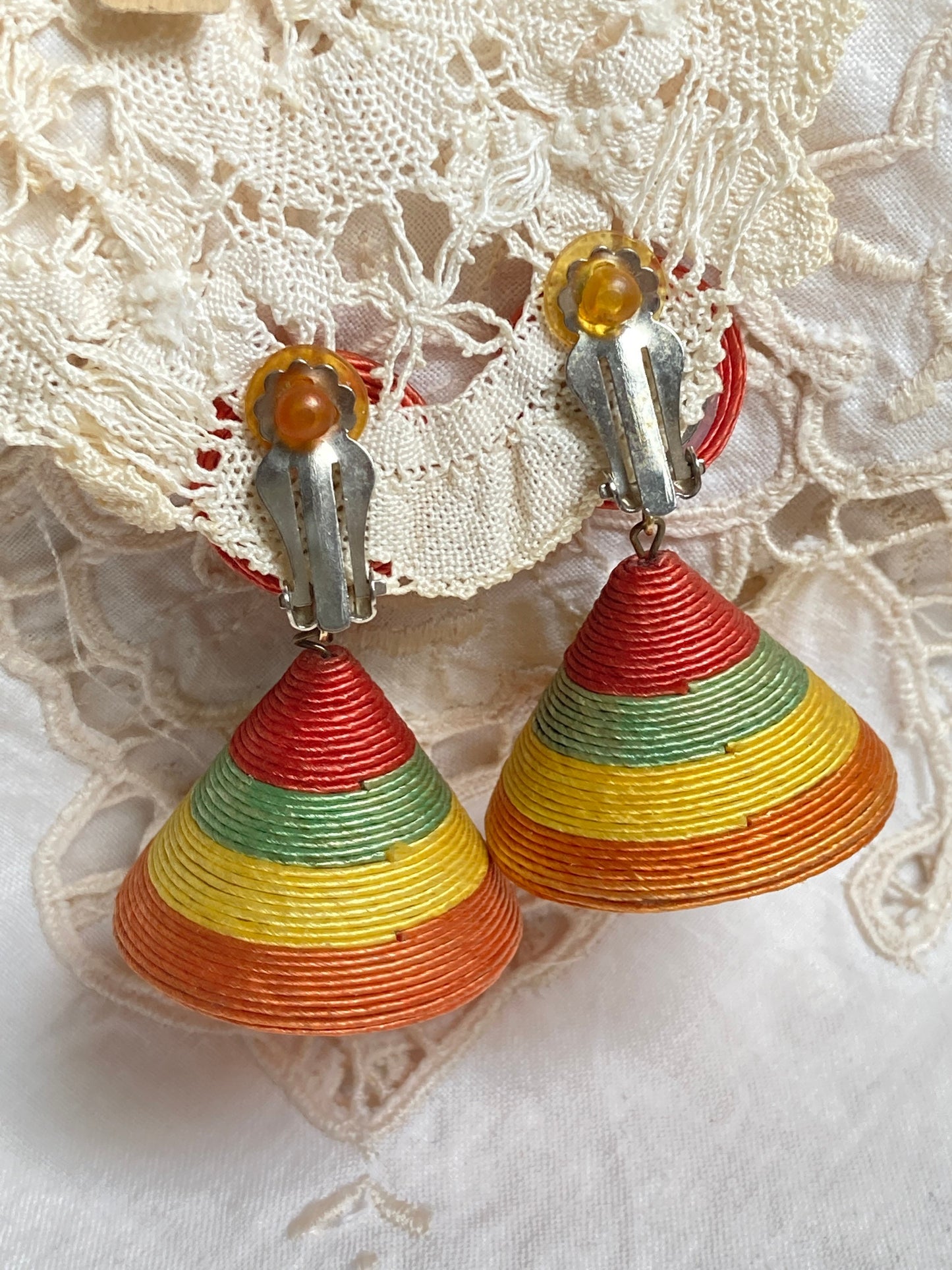 Vintage 90s Festive Classic Hawaii dangle earrings (clip on)